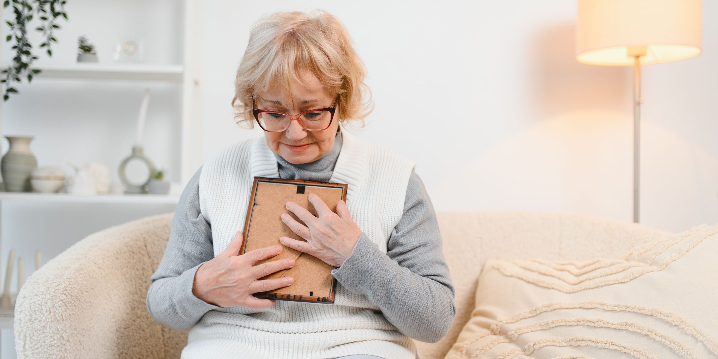 Una donna anziana con una foto in mano | Fonte: Shutterstock