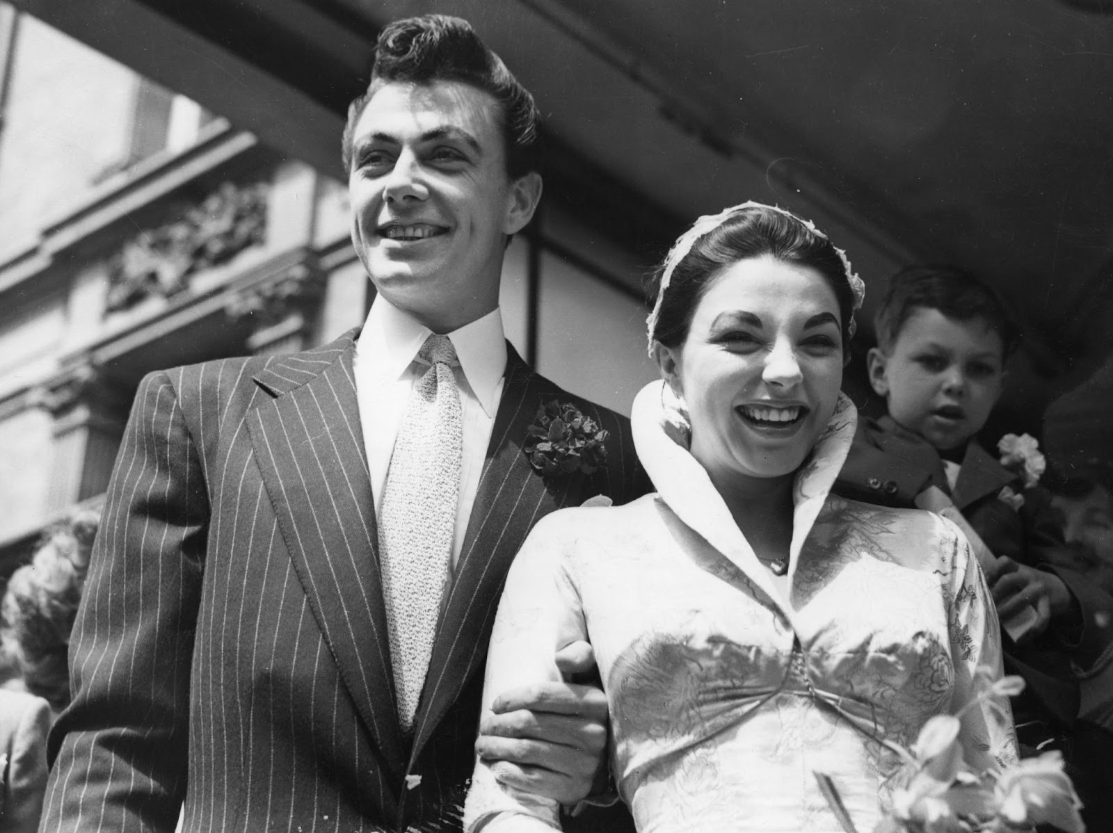 Con sólo 18 años, Collins dio sus primeros pasos en el matrimonio en 1952. Su unión con Maxwell Reed revelaría más tarde matices más oscuros, moldeando su perspectiva sobre las relaciones | Fuente: Getty Images