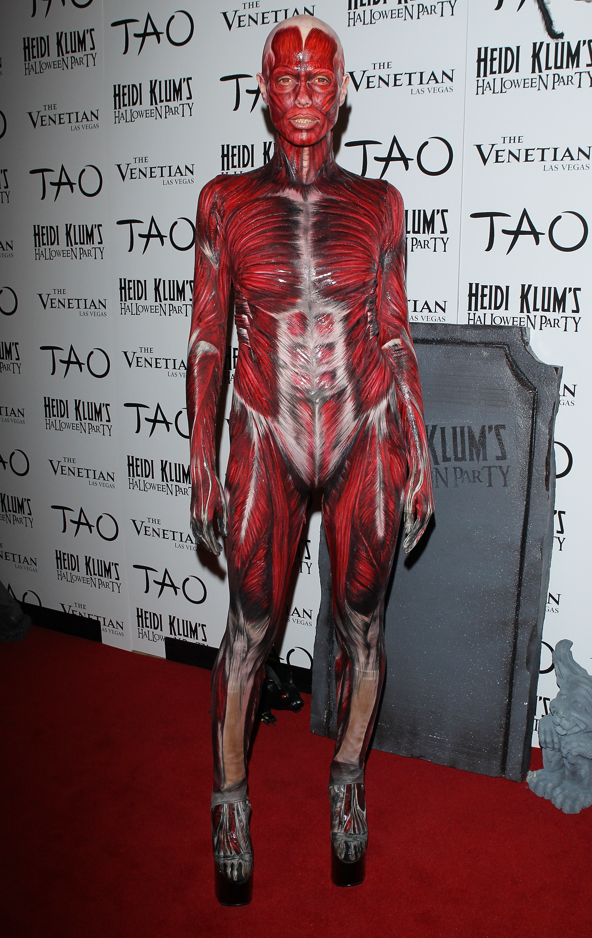 Heidi Klum vestida de modelo de anatomía humana en su 12ª Fiesta Anual de Halloween en Las Vegas, Nevada, el 29 de octubre de 2011 | Fuente: Getty Images