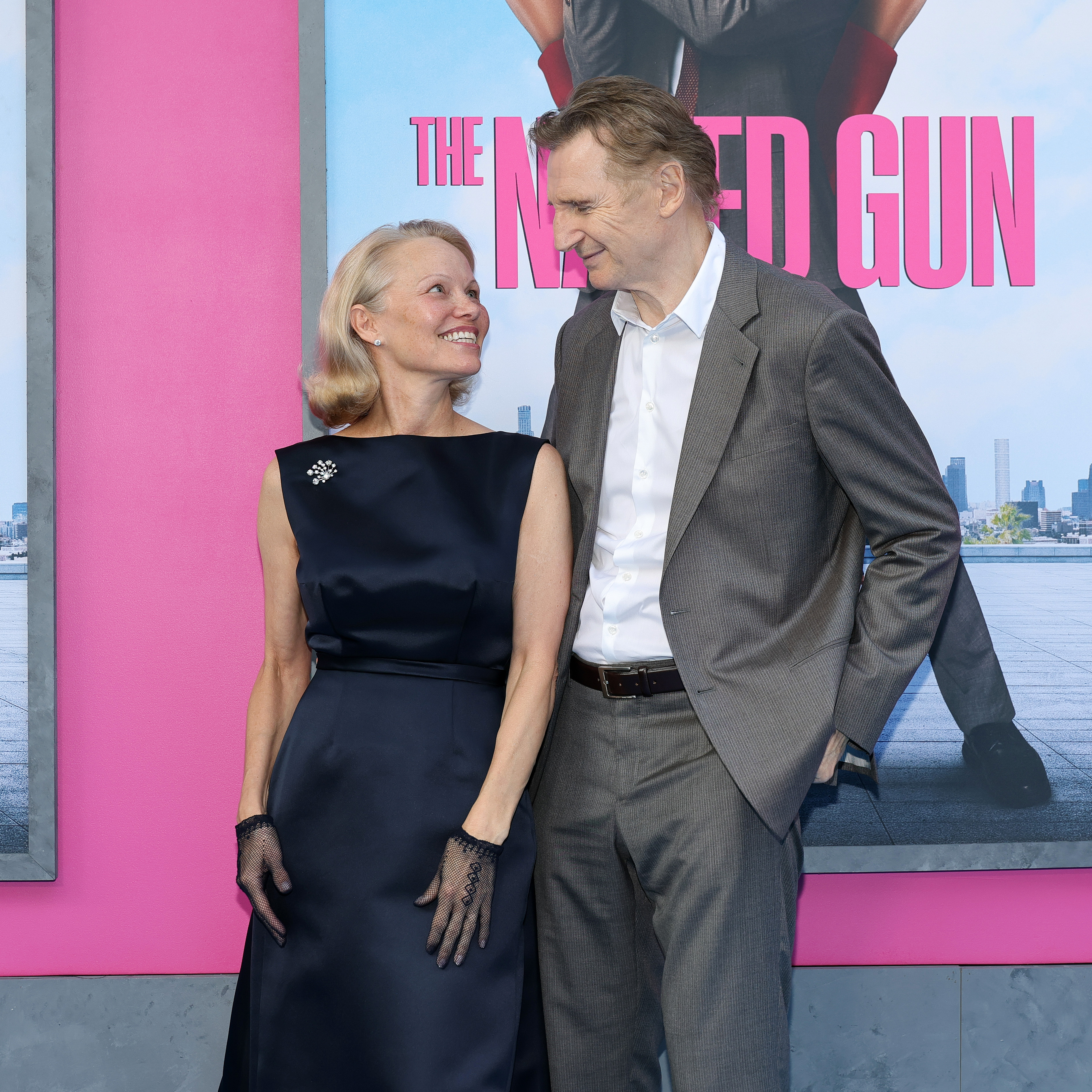 Pamela Anderson y Liam Neeson asisten al estreno de "The Naked Gun" en Nueva York el 28 de julio de 2025. | Fuente: Getty Images
