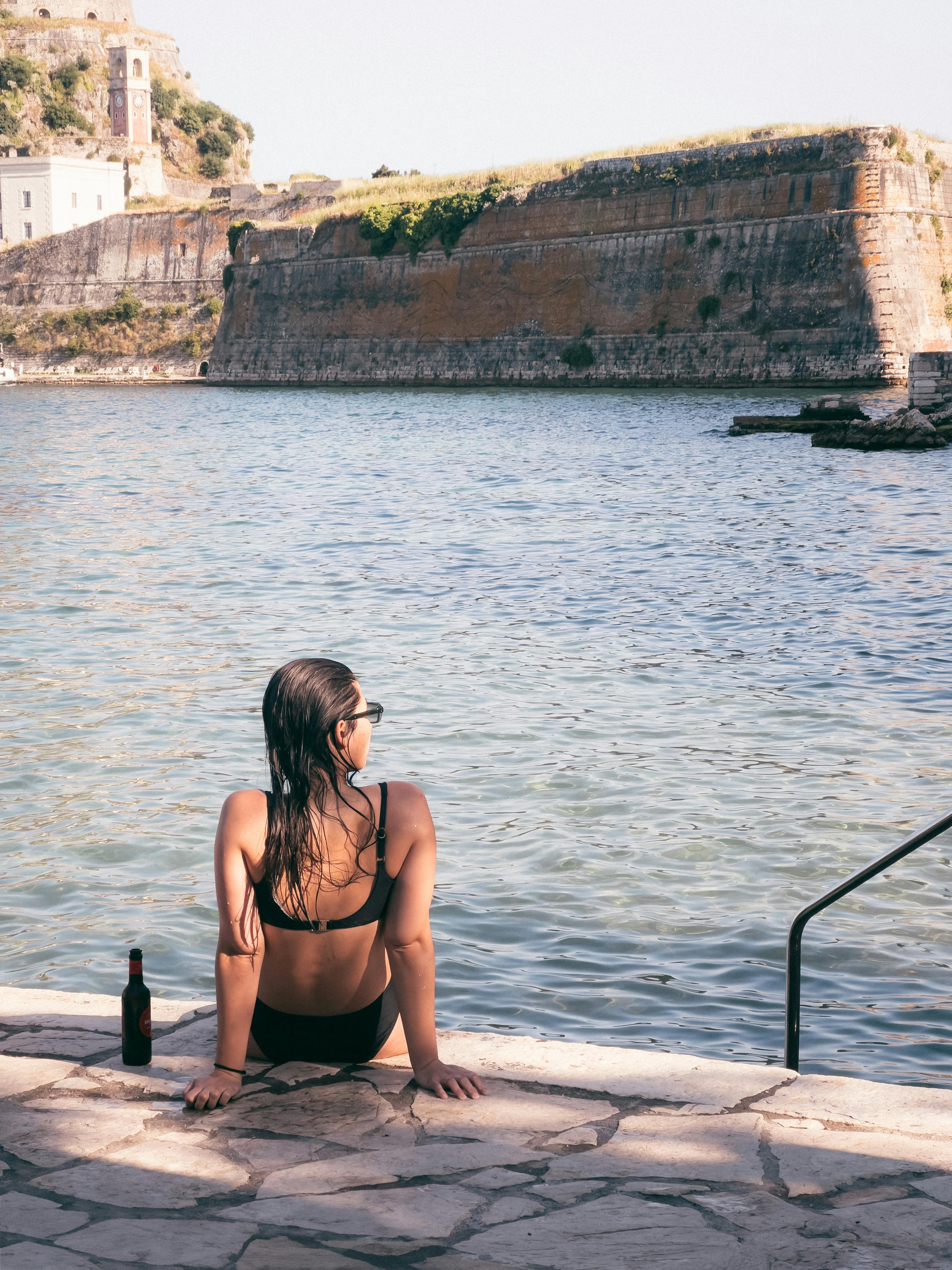 Mujer relajándose en un día soleado | Fuente: Pexels
