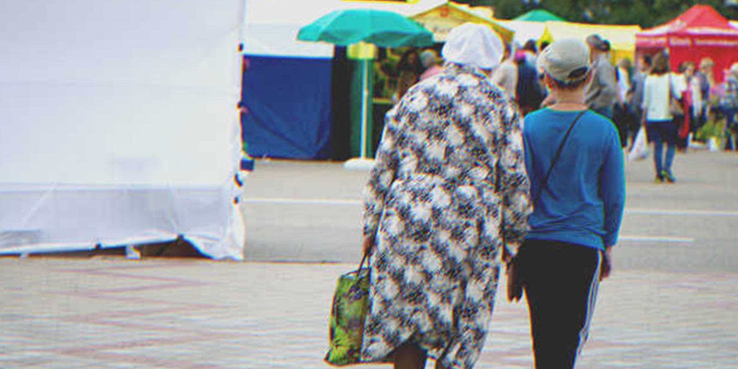 Una anciana y un niño caminando juntos | Foto: Shutterstock