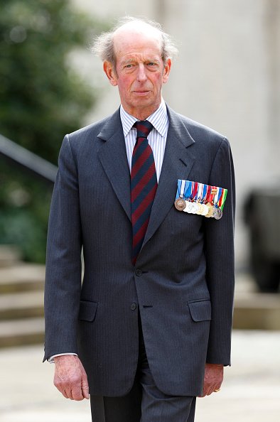 El Príncipe Eduardo, Duque de Kent (en su papel de Coronel) asiste al Servicio Dominical de Recuerdos Regionales de la Guardia Escocesa en la Capilla de la Guardia, Cuartel de Wellington el 14 de abril de 2013 en Londres, Inglaterra. | Fuente: Getty Images