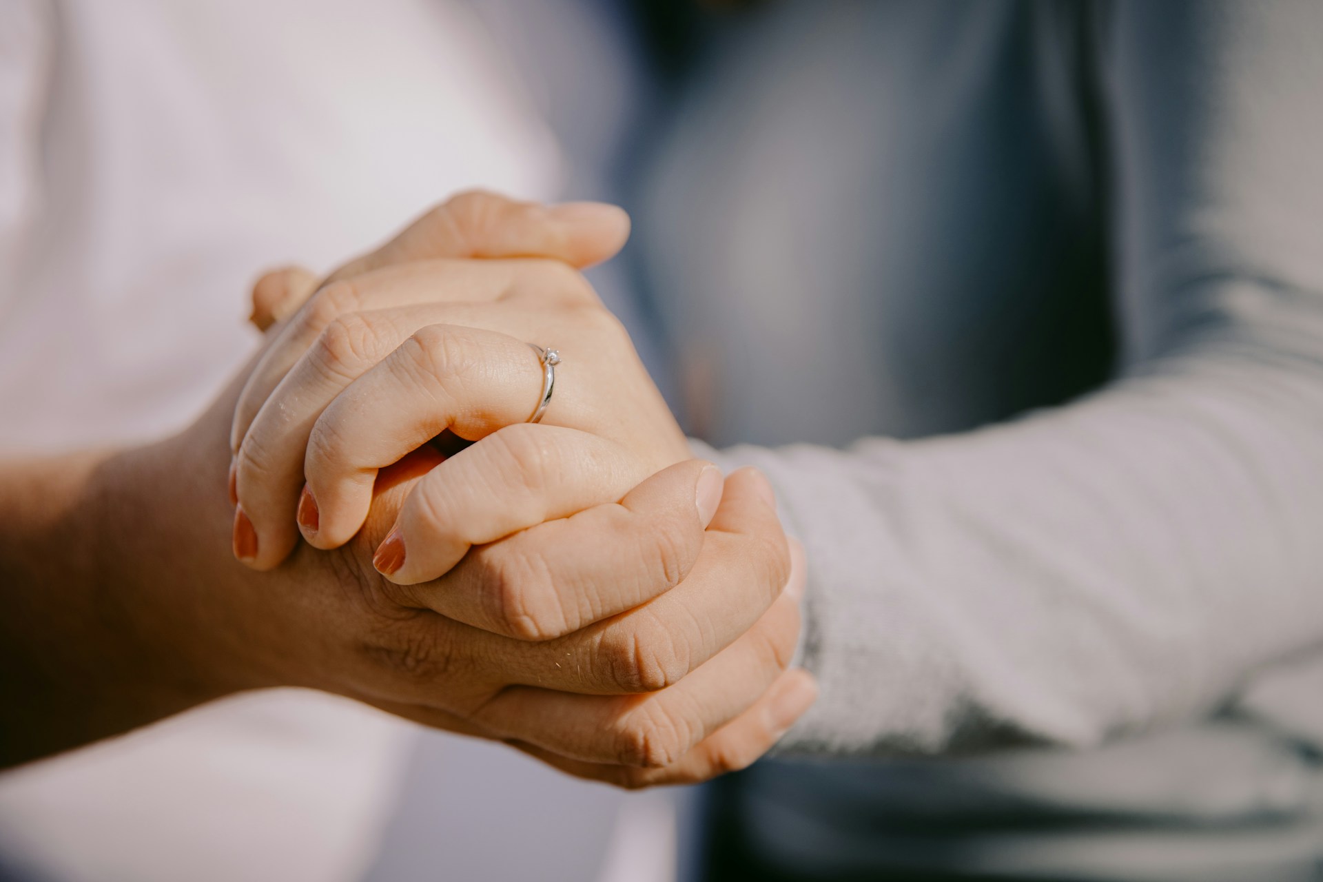 Una coppia che si tiene per mano | Fonte: Unsplash