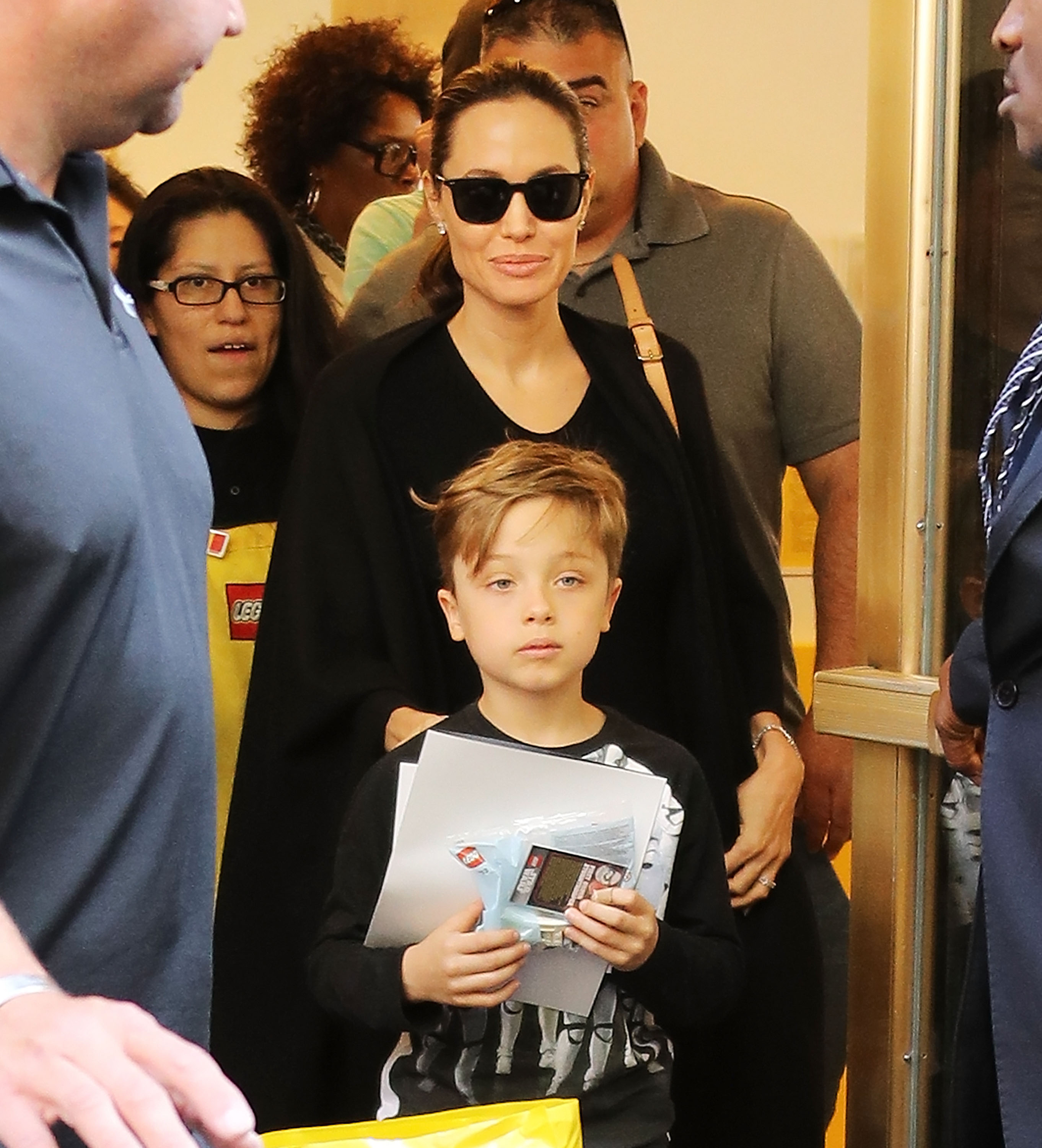 Angelina Jolie y Knox Jolie-Pitt fotografiados en Nueva York el 18 de junio de 2016. | Fuente: Getty Images