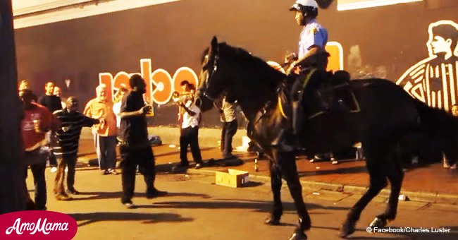 Policía se sube al caballo. De repente, la gente nota que el animal se comporta extraño y toma las cámaras