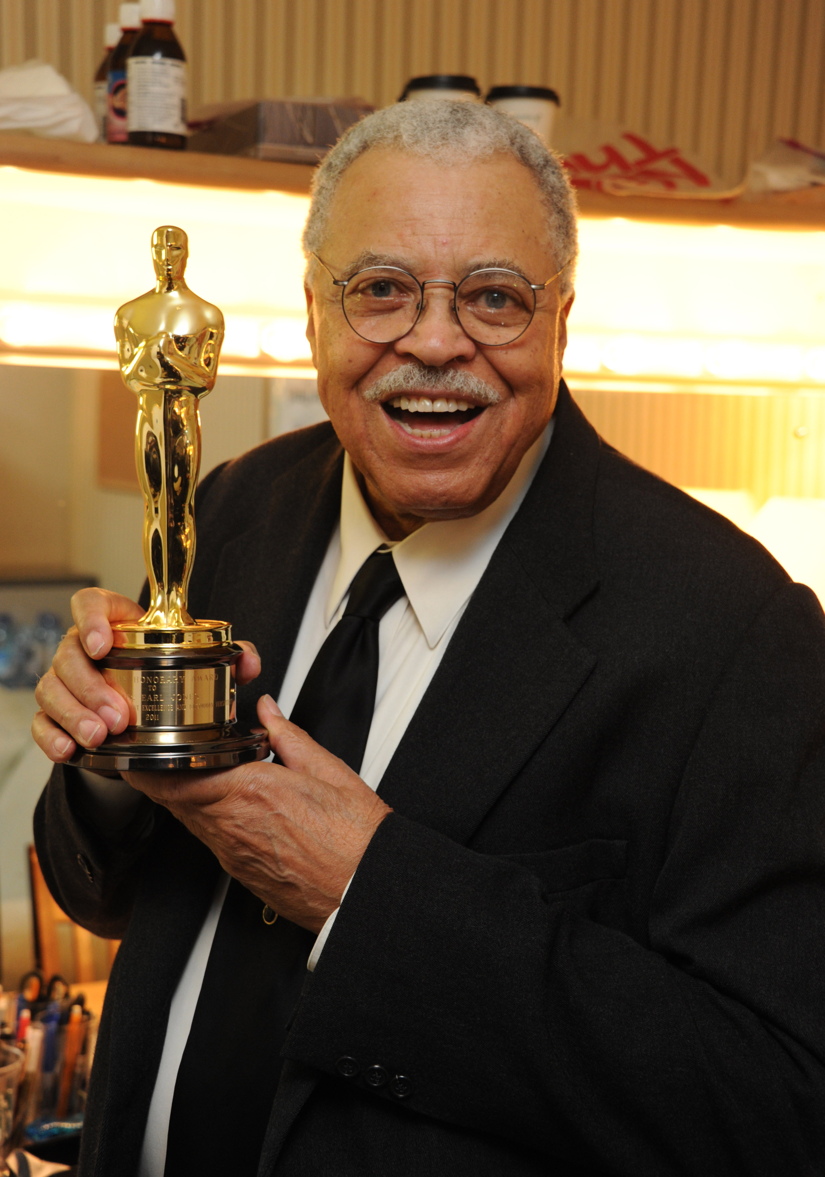 James Earl Jones posa con su premio Lifetime Achievement en Londres, Inglaterra, el 12 de noviembre de 2011 | Fuente: Getty Images