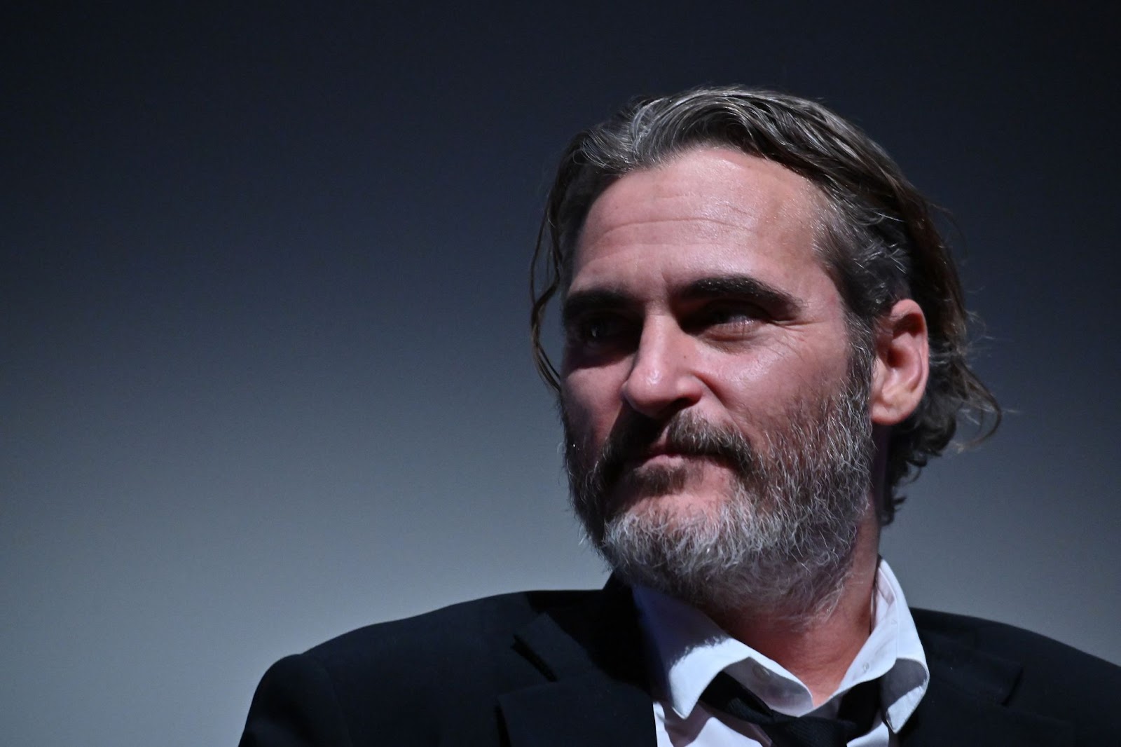 El 2 de octubre de 2019, Joaquin Phoenix asistió a la 57ª edición del Festival de Cine de Nueva York, encarnando su estilo intenso y melancólico con un traje oscuro y el cuello abierto mientras hablaba de su trabajo en "Joker" | Fuente: Getty Images