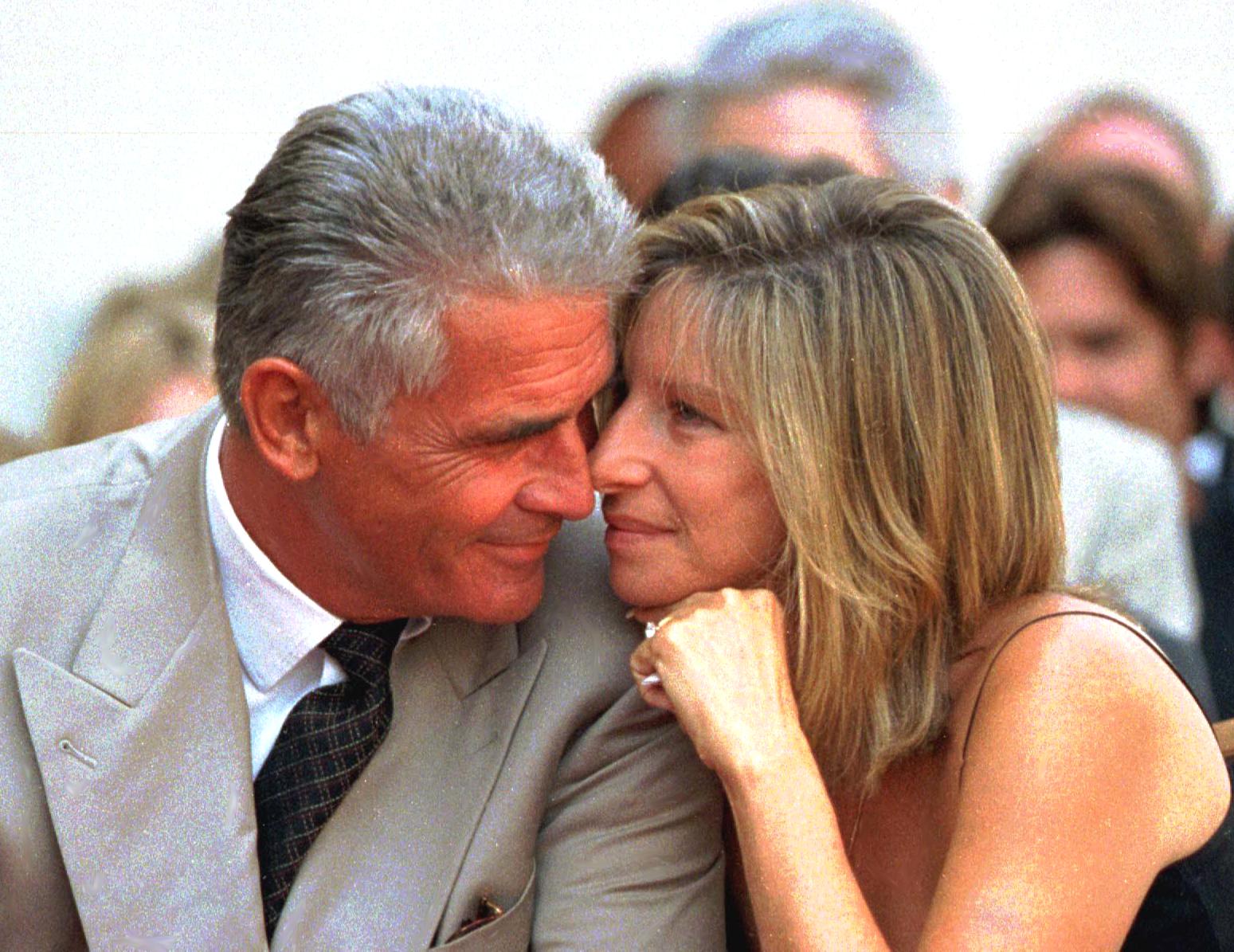 James Brolin y Barbara Streisand en Hollywood en 1998 | Fuente: Getty Images