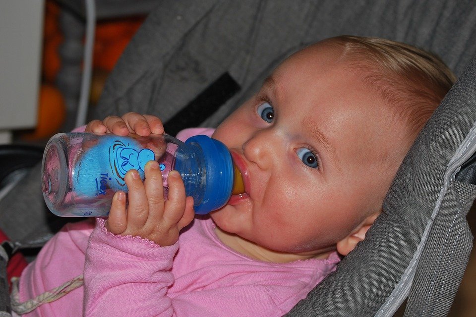 Bebé tomando de biberón.| Imagen: Pixabay