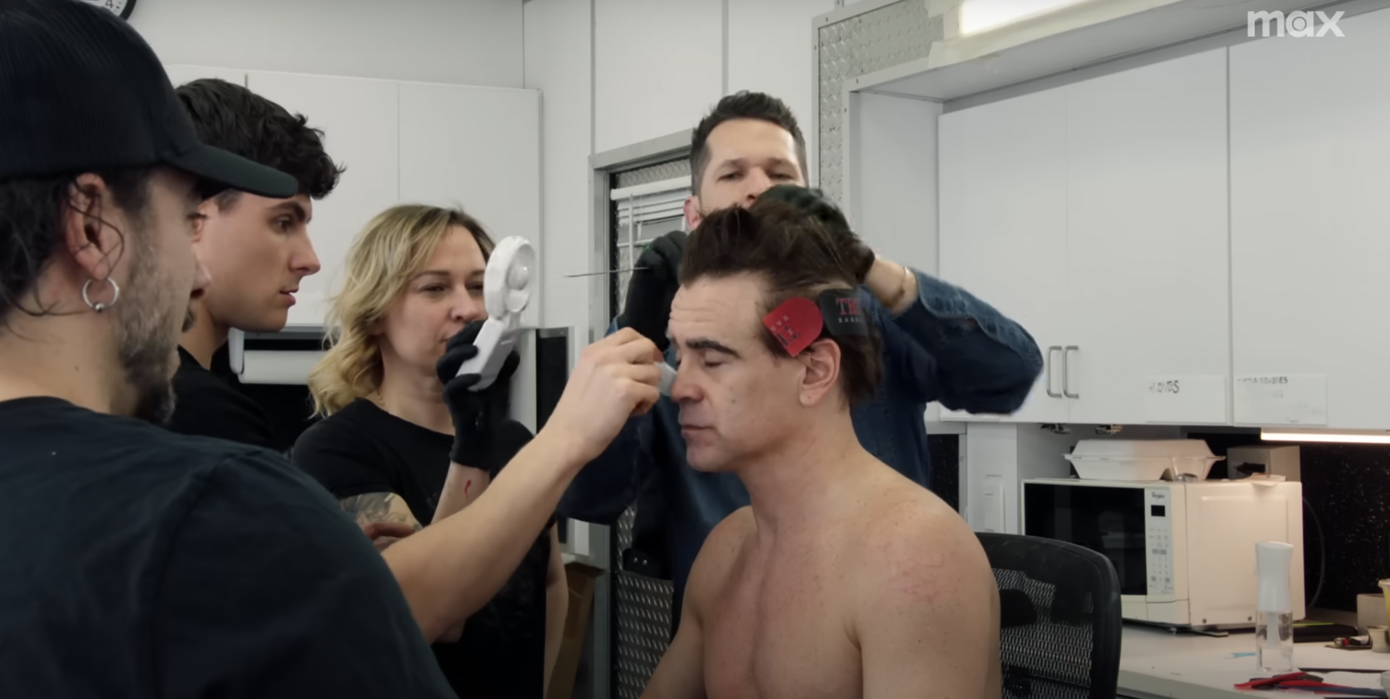 Colin Farrell en la silla de maquillaje de un vídeo del 7 de octubre de 2024 | Fuente: YouTube/Max