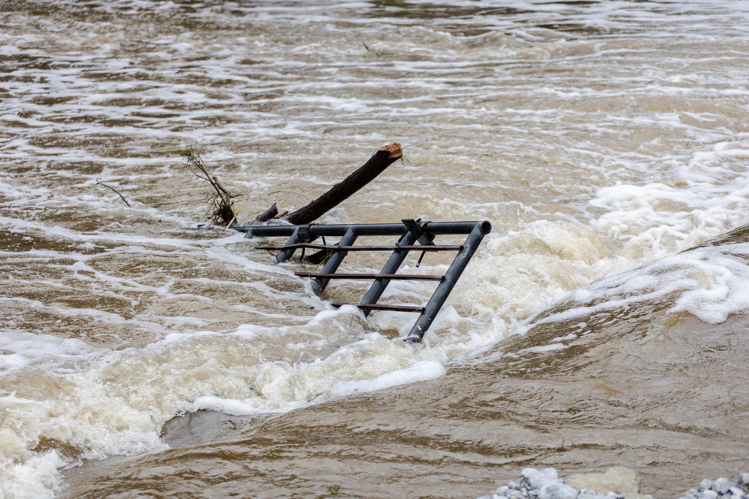 Hay escombros en el río Guadalupe después de que una inundación repentina dañara edificios cercanos el 5 de julio de 2025 en Center Point, Texas. | Fuente: Getty Images