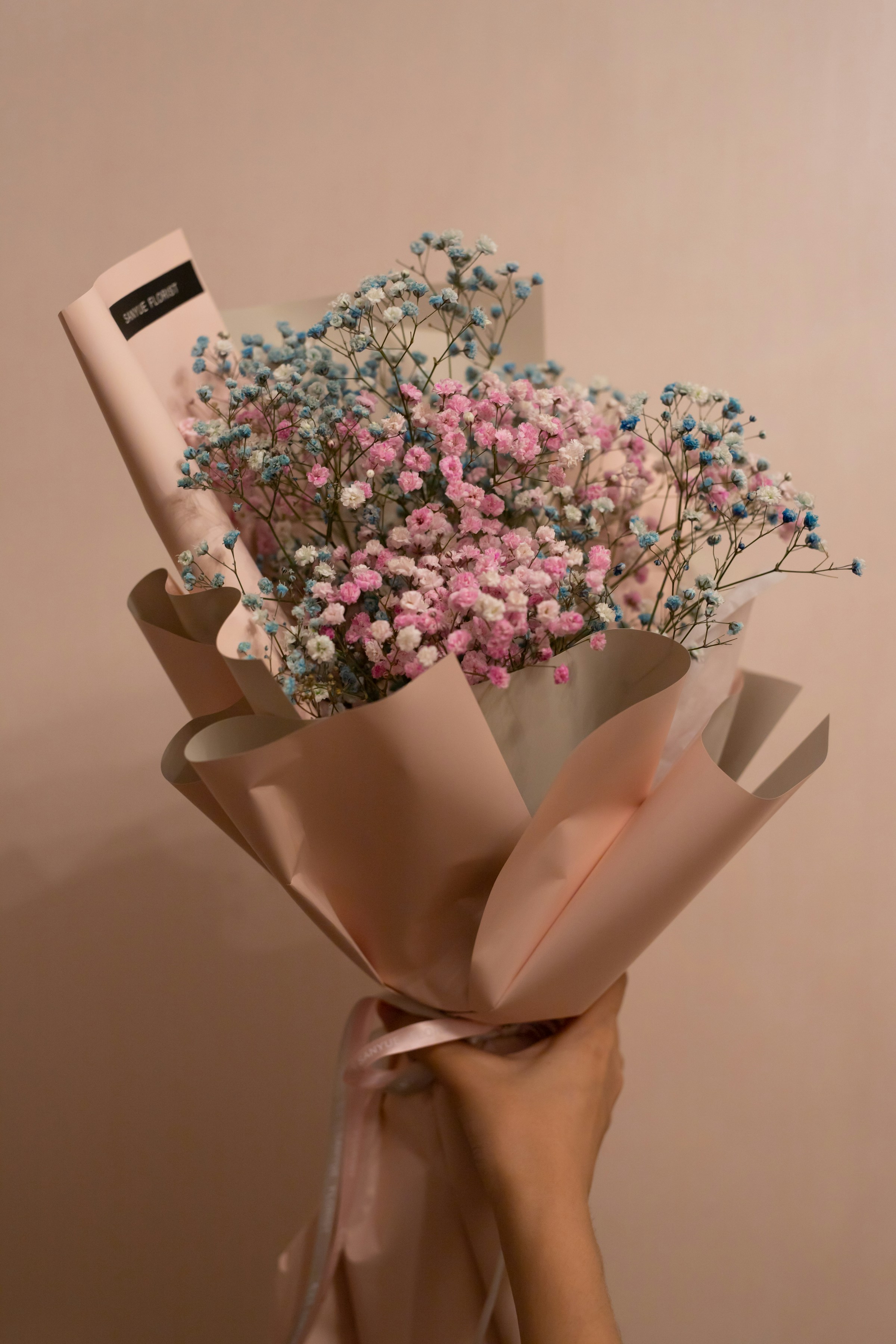 Una persona sosteniendo un ramo de flores | Fuente: Unsplash