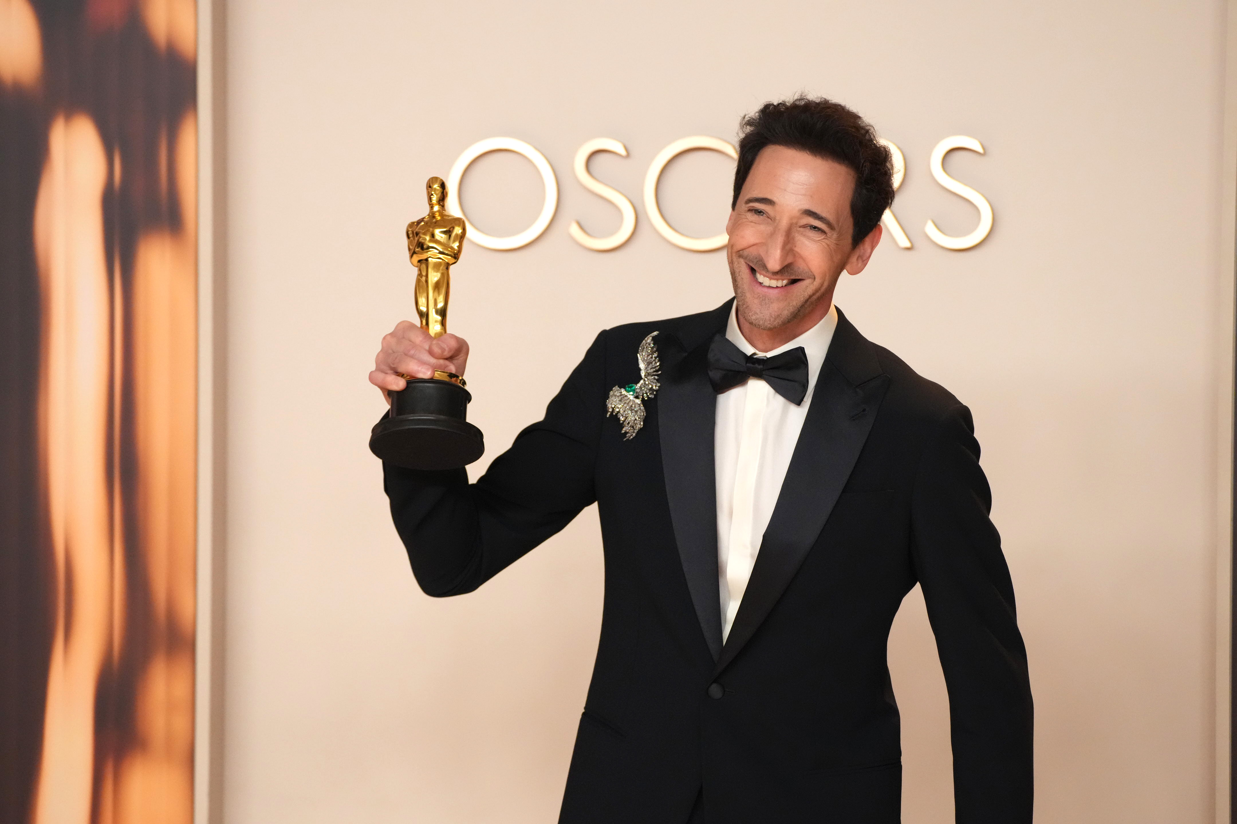 Adrien Brody, ganador del premio al Mejor Actor Protagonista por "The Brutalist", posa en la sala de prensa durante la 97ª edición de los Oscar en el Dolby Theatre el 02 de marzo 2025 en Hollywood, California. | Fuente: Getty Images