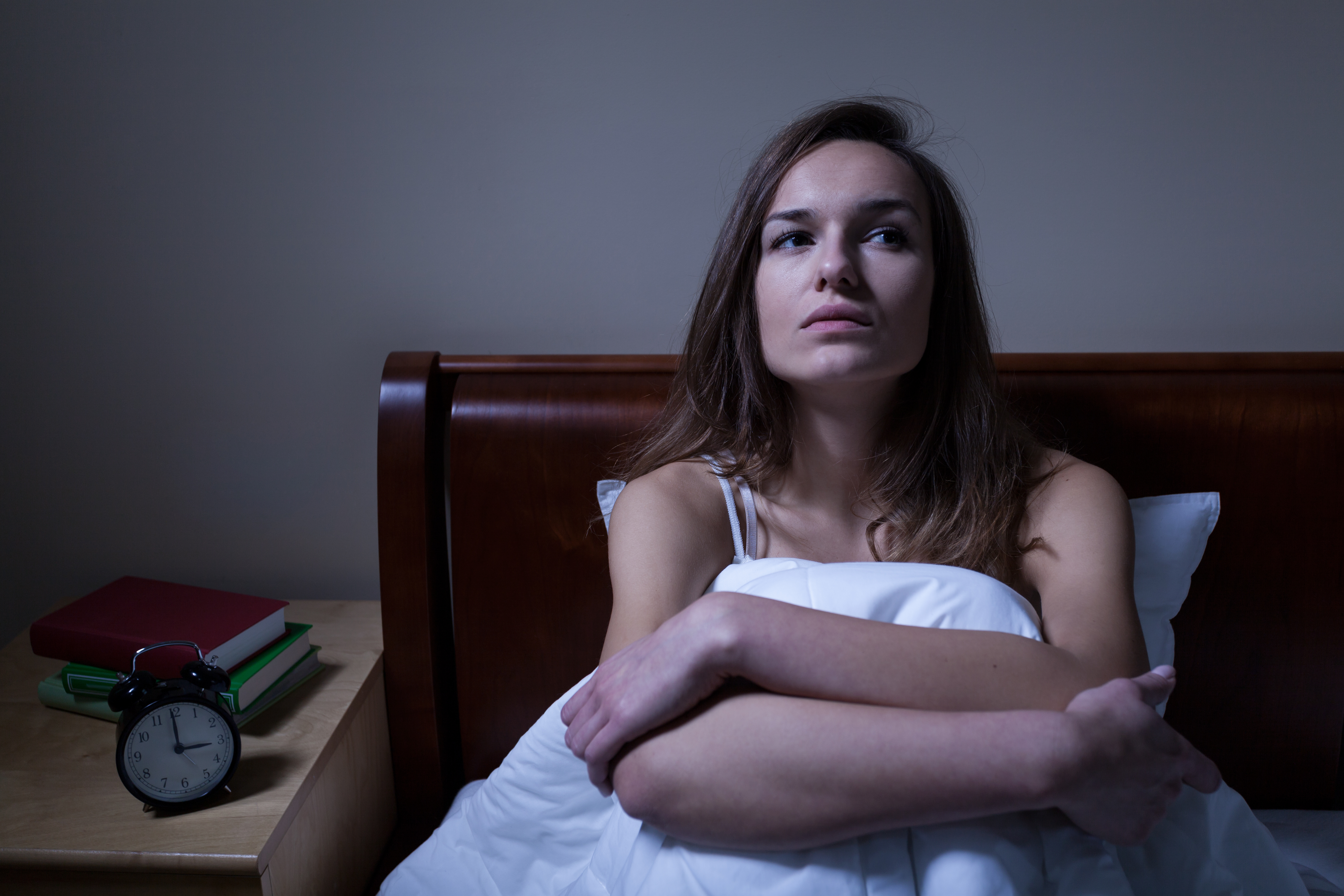 Una mujer despierta por la noche | Foto: Shutterstock