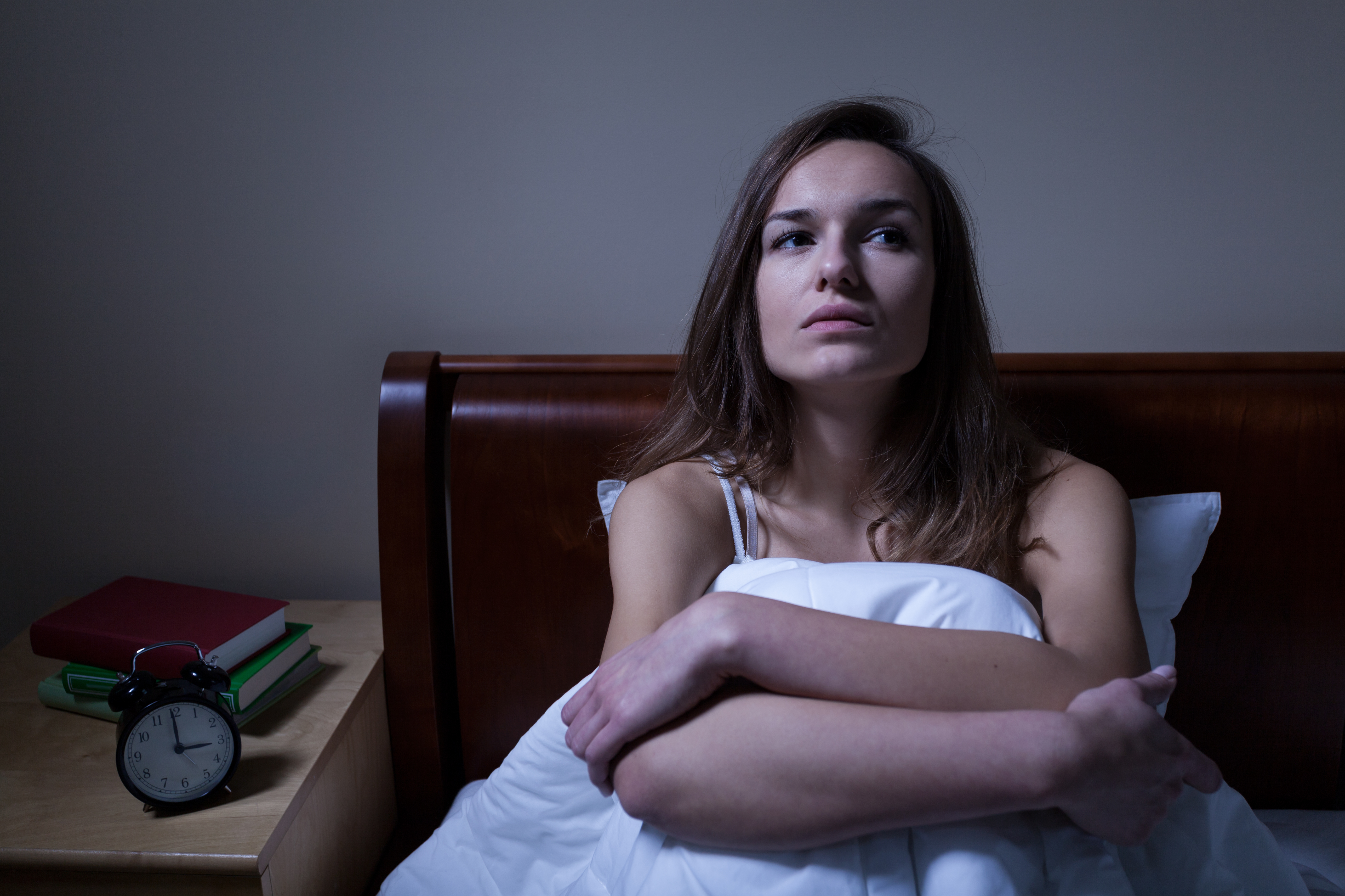 Una mujer despierta por la noche | Fuente: Shutterstock