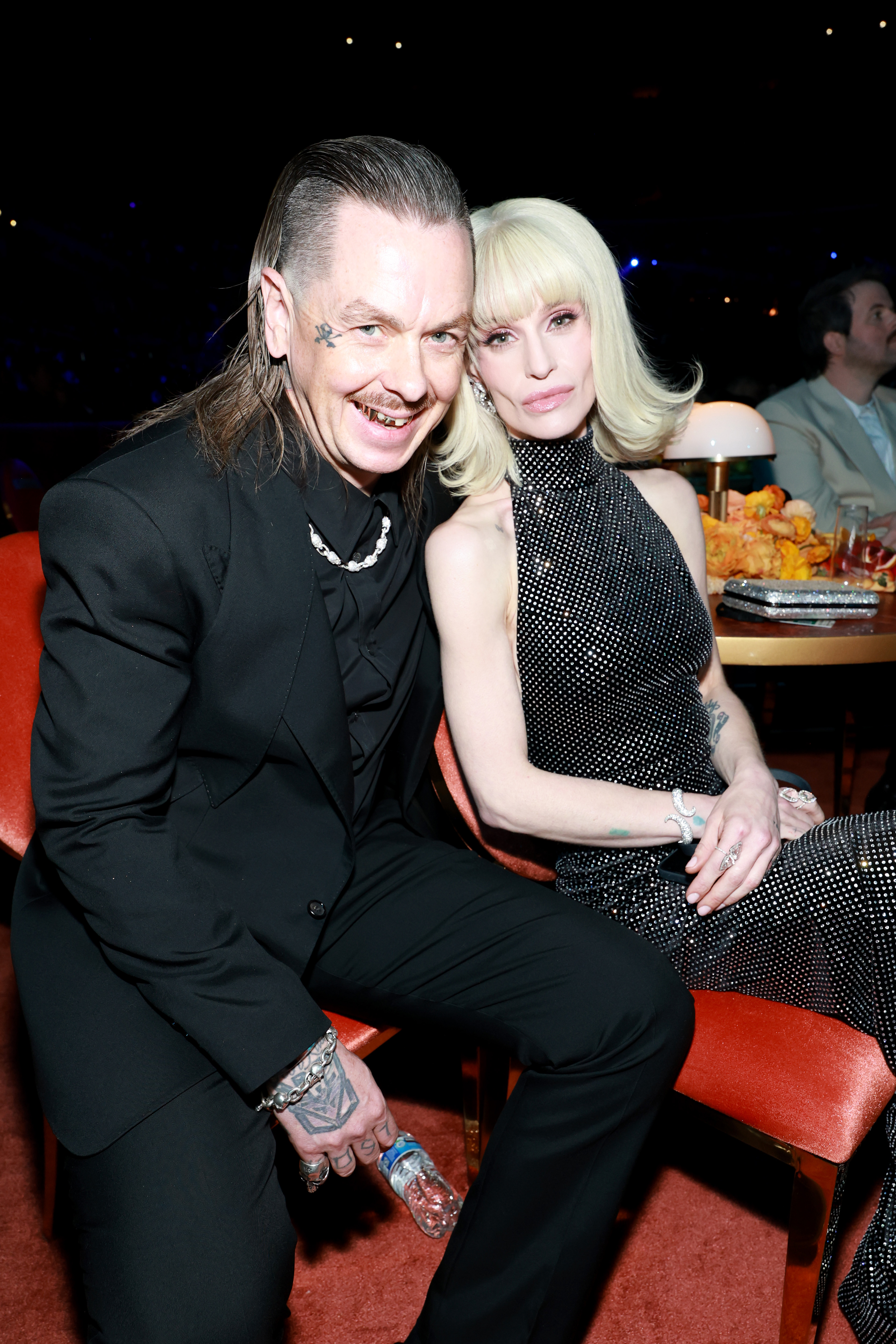 Kelly Osbourne y Sid Wilson compartieron un momento muy íntimo en los Premios Grammy de 2026 en Los Ángeles, posando juntos con conjuntos negros a juego apenas unas semanas antes de que su compromiso llegara a su fin. | Fuente: Getty Images