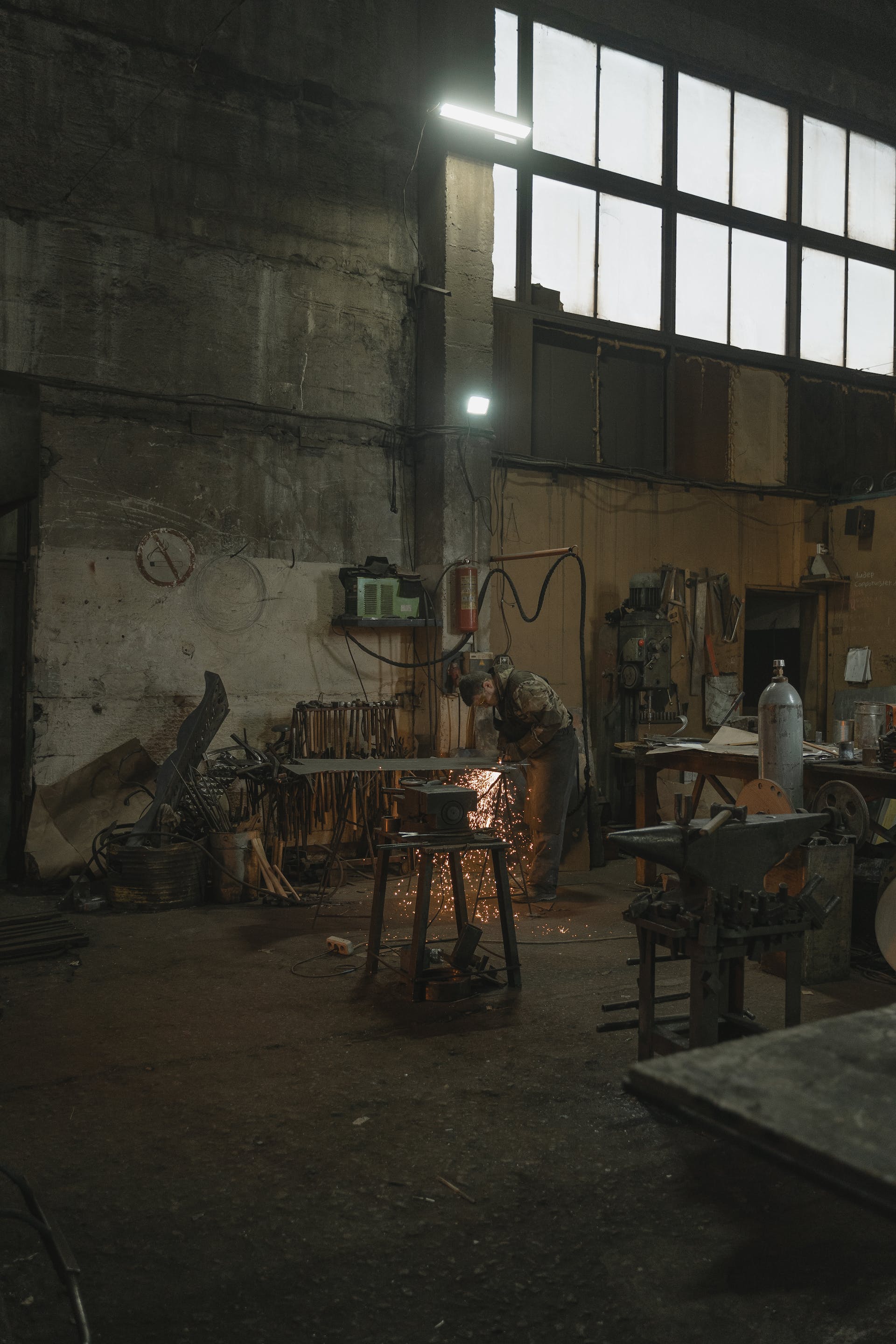 Una persona soldando metal en un taller | Fuente: Pexels