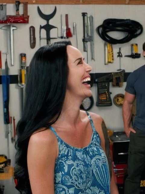 Emily ve a una hermosa mujer con Andrew en el garaje | Fuente: Midjourney