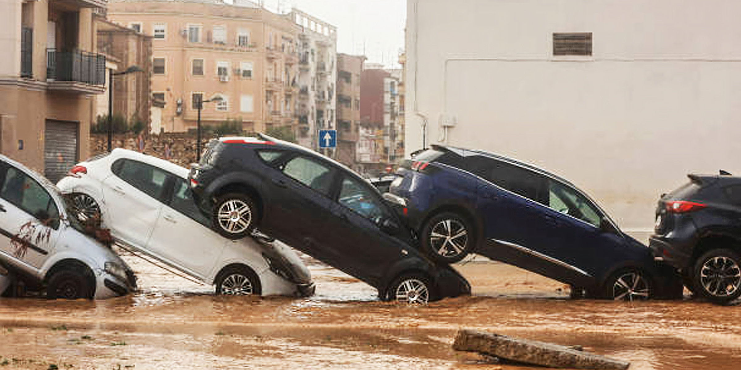 Vehículos destrozados tras el paso de la DANA en Valencia, España | Fuente: Getty Images