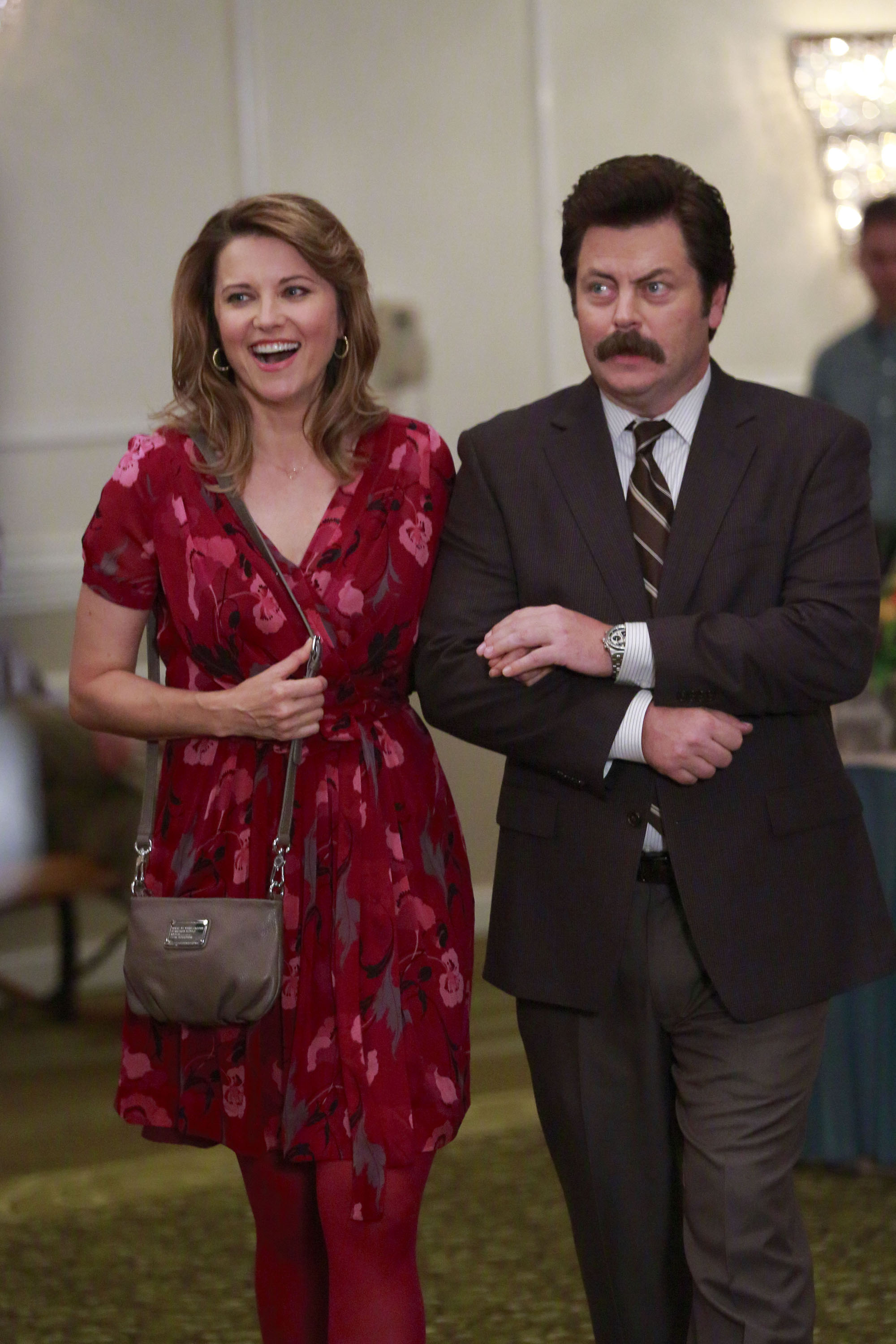 Lucy Lawless como Diane Lewis y Nick Offerman como Ron Swanson en "Parks and Recreation" el 16 de octubre de 2012 | Fuente: Getty Images