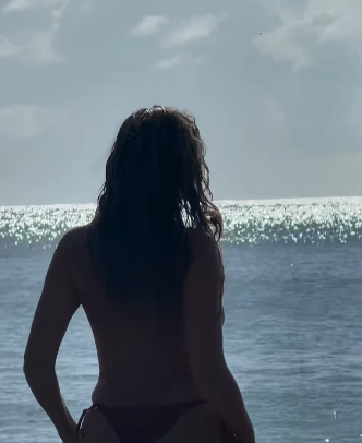Heidi Klum dándose un baño en el mar llevando sólo la parte de abajo del bikini | Fuente: Instagram/heidiklum