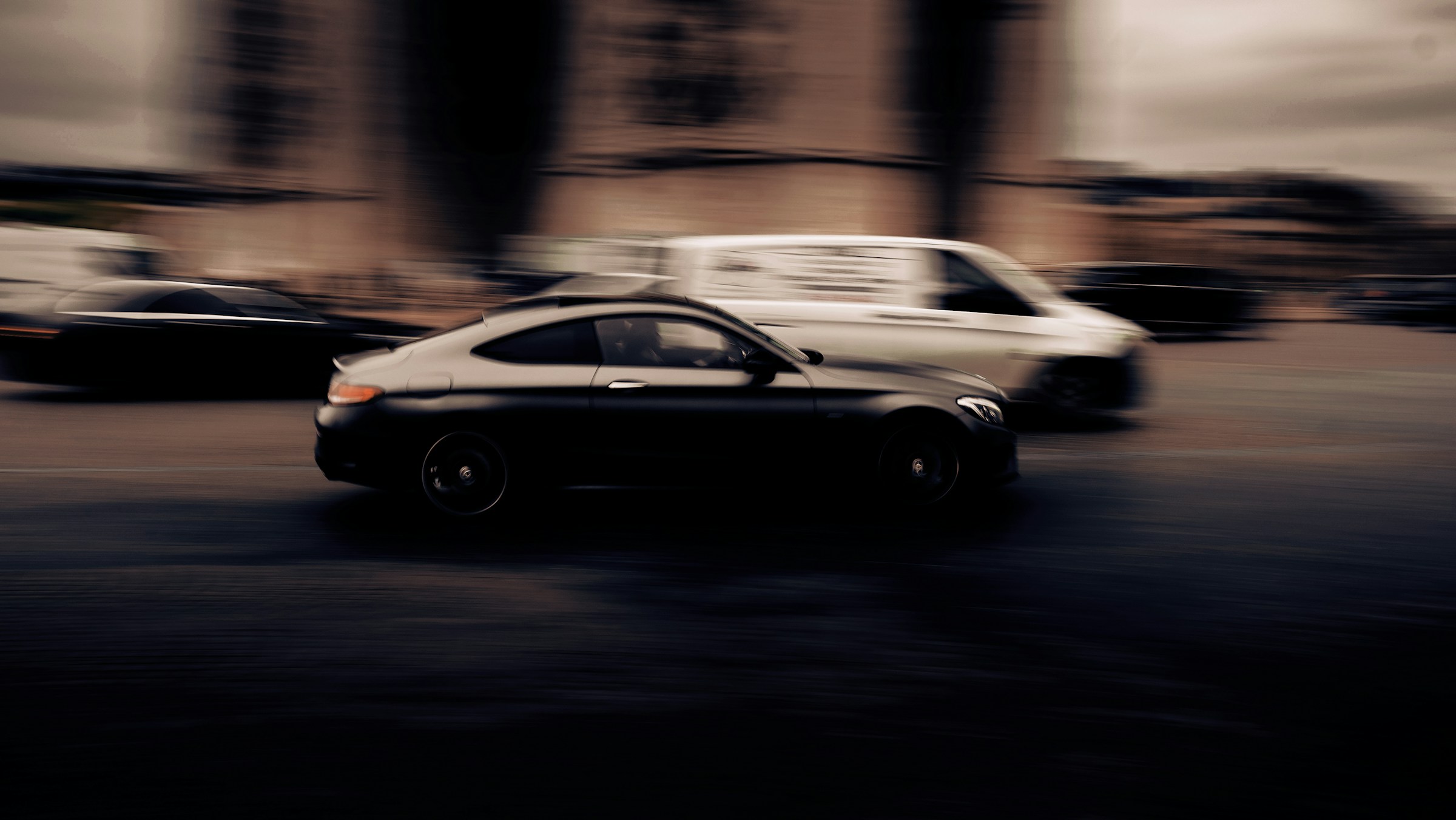 Un Automóvil circulando por una calle de la ciudad | Fuente: Unsplash