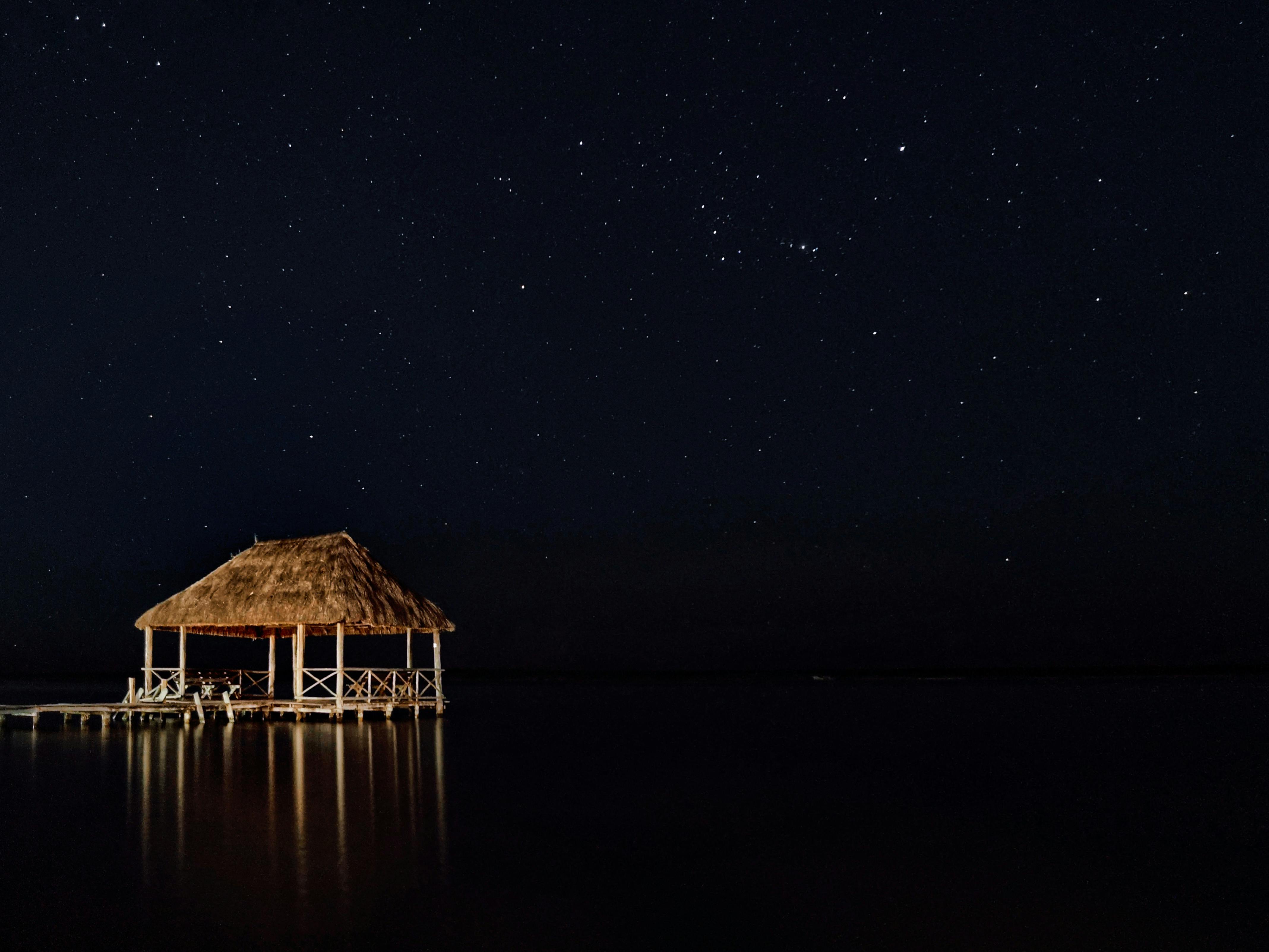 Un complejo turístico tropical por la noche | Fuente: Pexels