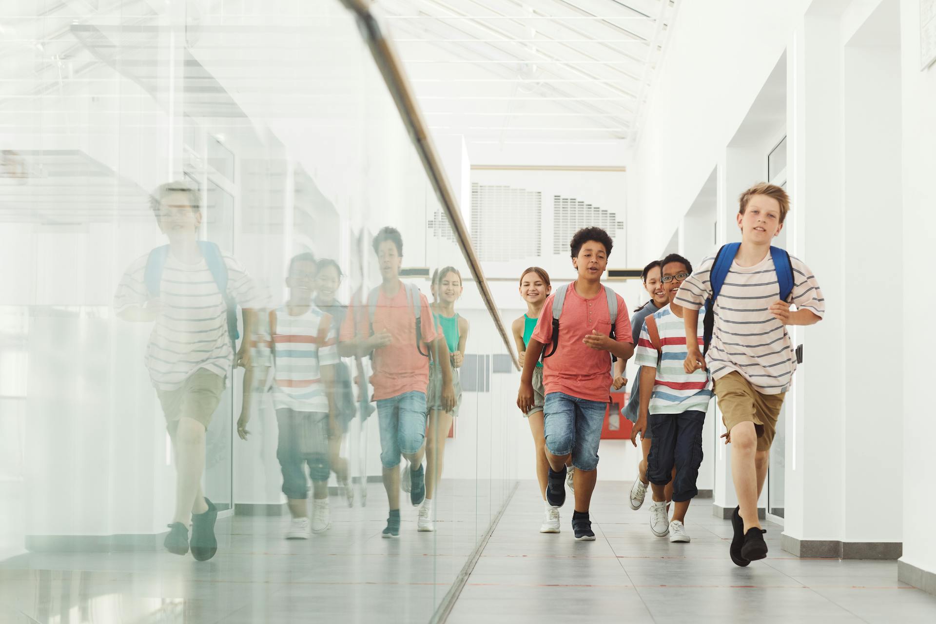 Niños en el pasillo de un colegio | Fuente: Pexels