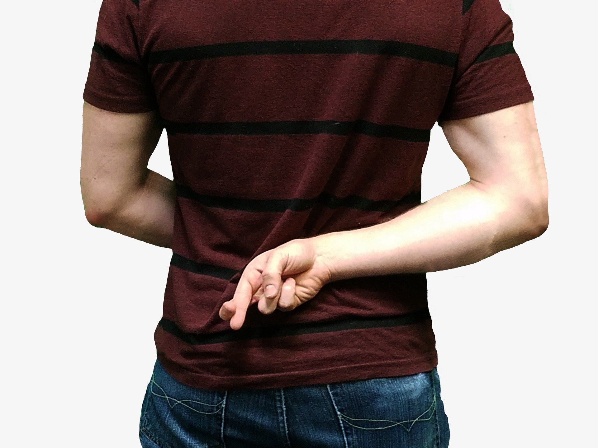 Hombre con dedos cruzados tras la espalda. Fuente: Pixabay
