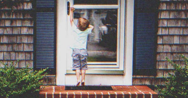 Un niño abriendo una puerta | Foto: Shutterstock