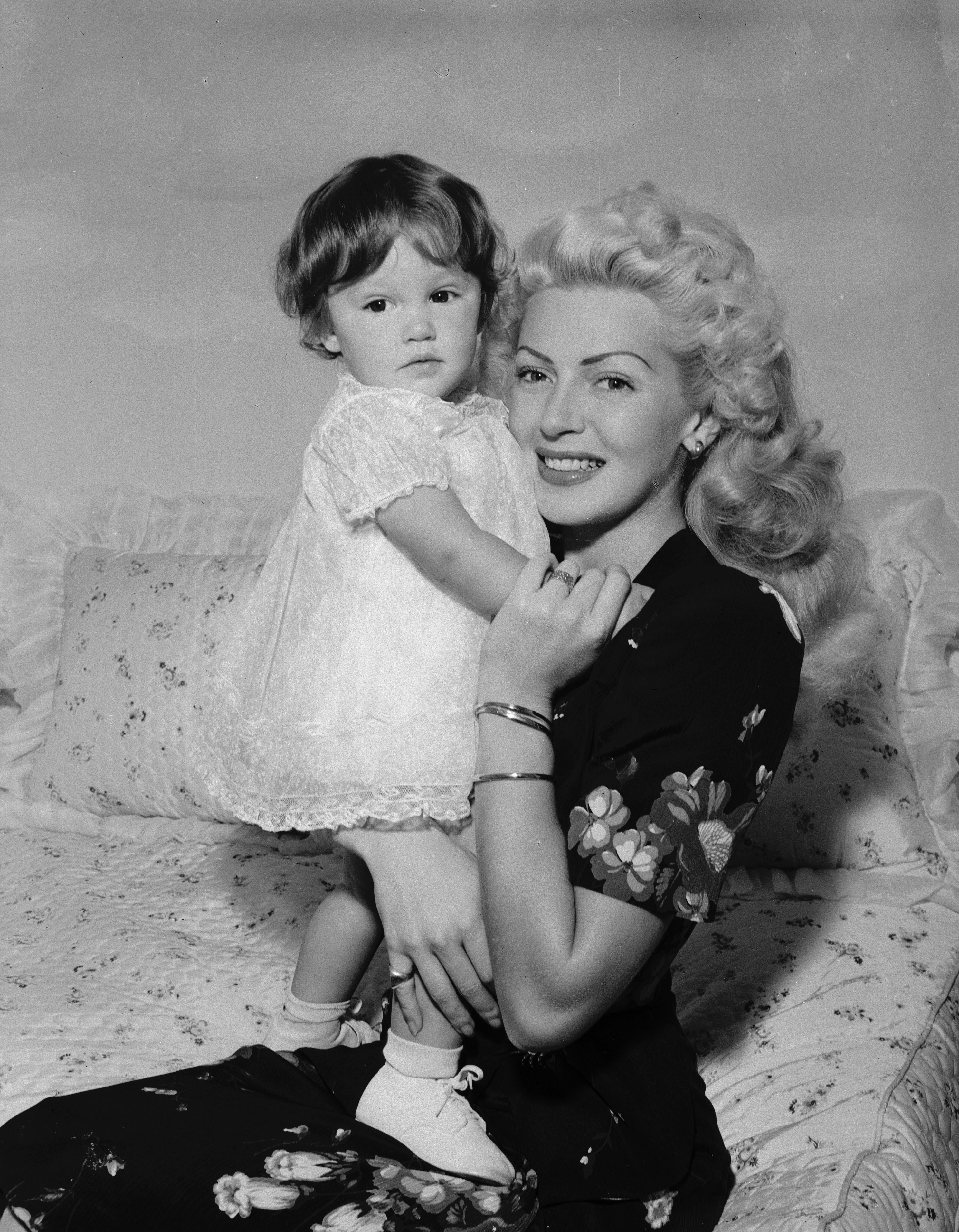 La actriz de Hollywood Lana Turner (1920-1995) con su hija Cheryl Crane. 25 de julio de 1944 | Foto: Getty Images