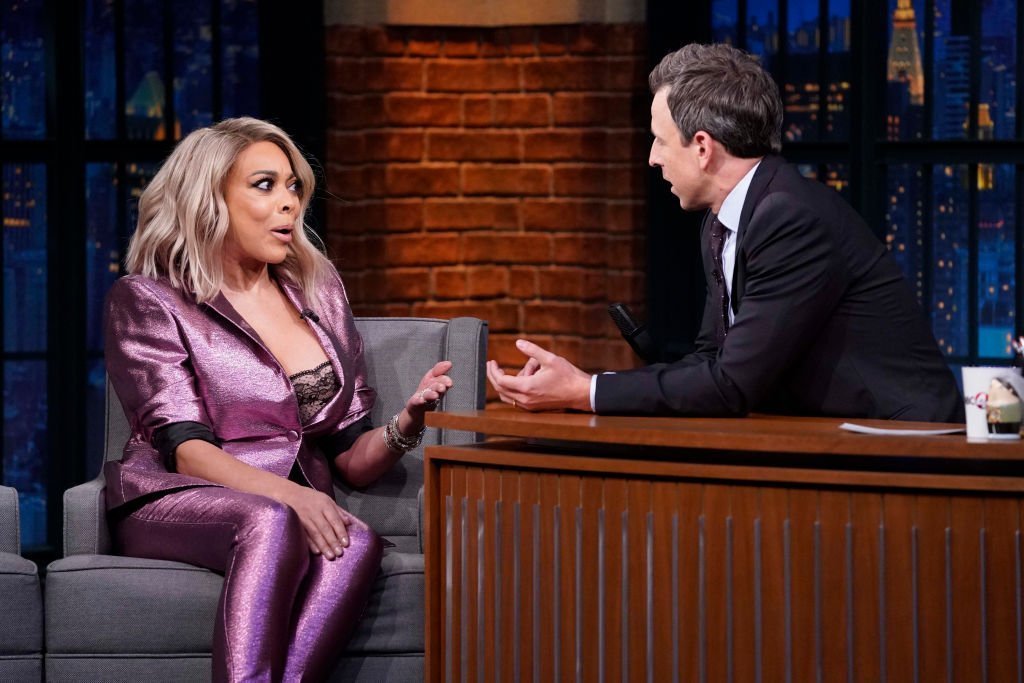 La presentadora del programa de entrevistas, Wendy Williams, durante una entrevista con el presentador Seth Meyers el 30 de octubre de 2018. | Foto: Getty Images