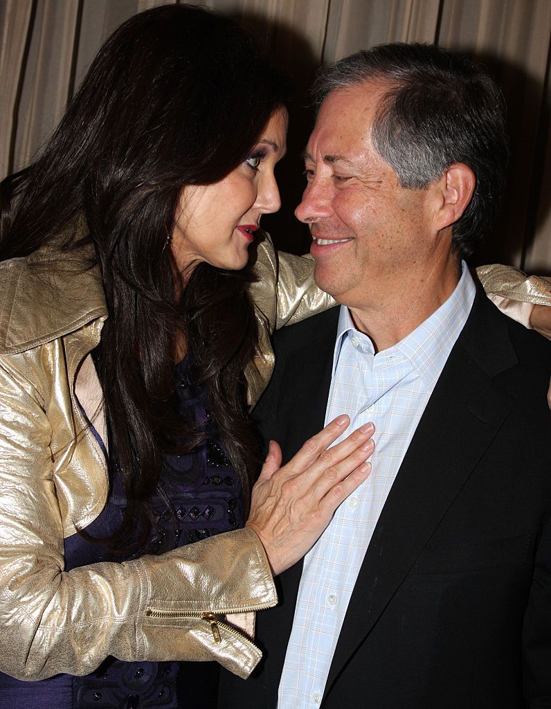 Lynda Carter y Robert Altman posan en la noche de apertura de su acto de cabaret en Feinstein's en el Loew's Regency Hotel el 21 de octubre de 2008, en la ciudad de Nueva York | Foto: Getty Images