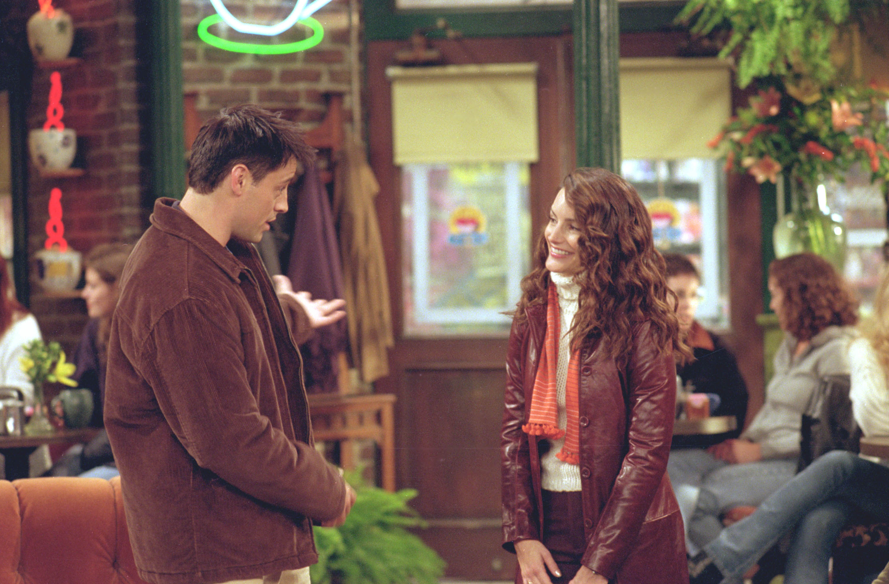 Matt LeBlanc y Kristin Davis en el plató de "Friends", 2001 | Fuente: Getty Images