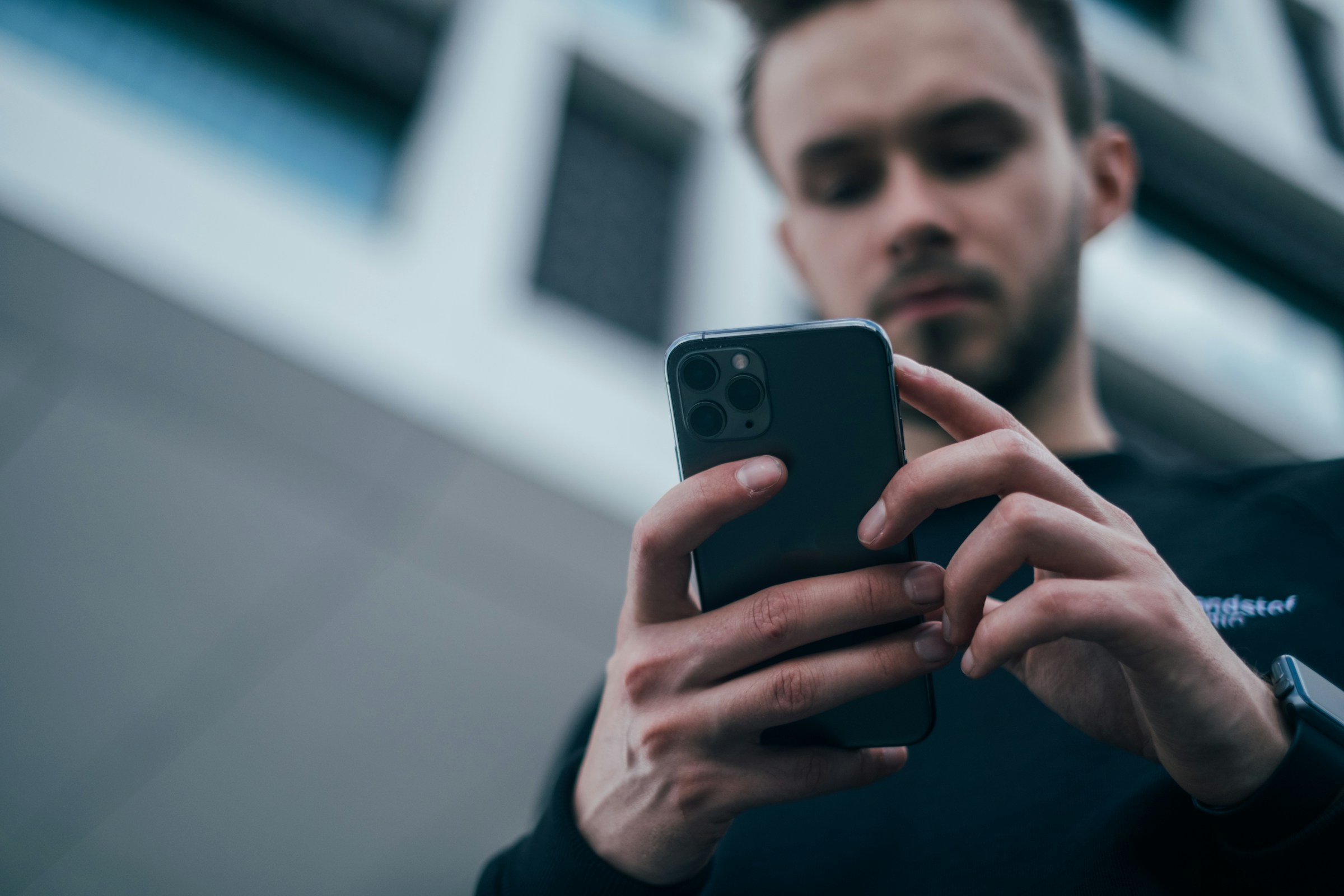 Un hombre usando su teléfono | Fuente: Unsplash