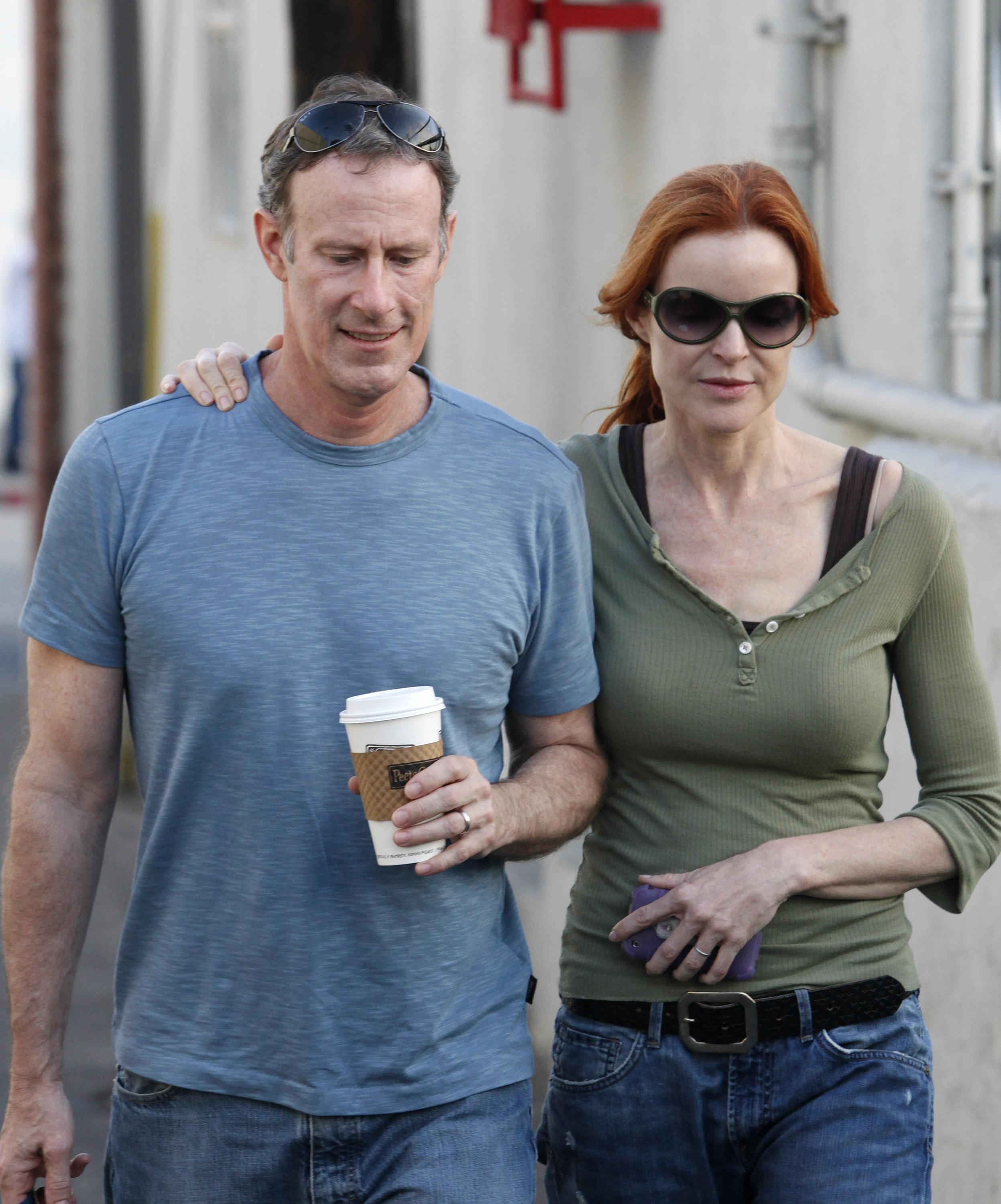 Tom Mahoney y Marcia Cross vistos en Brentwood el 24 de octubre de 2009, en Los Ángeles, California. | Fuente: Getty Images