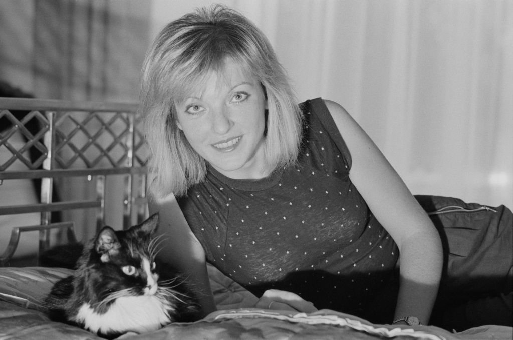 Mary Austin posando con un gato el 3 de septiembre de 1984. | Foto: Getty Images