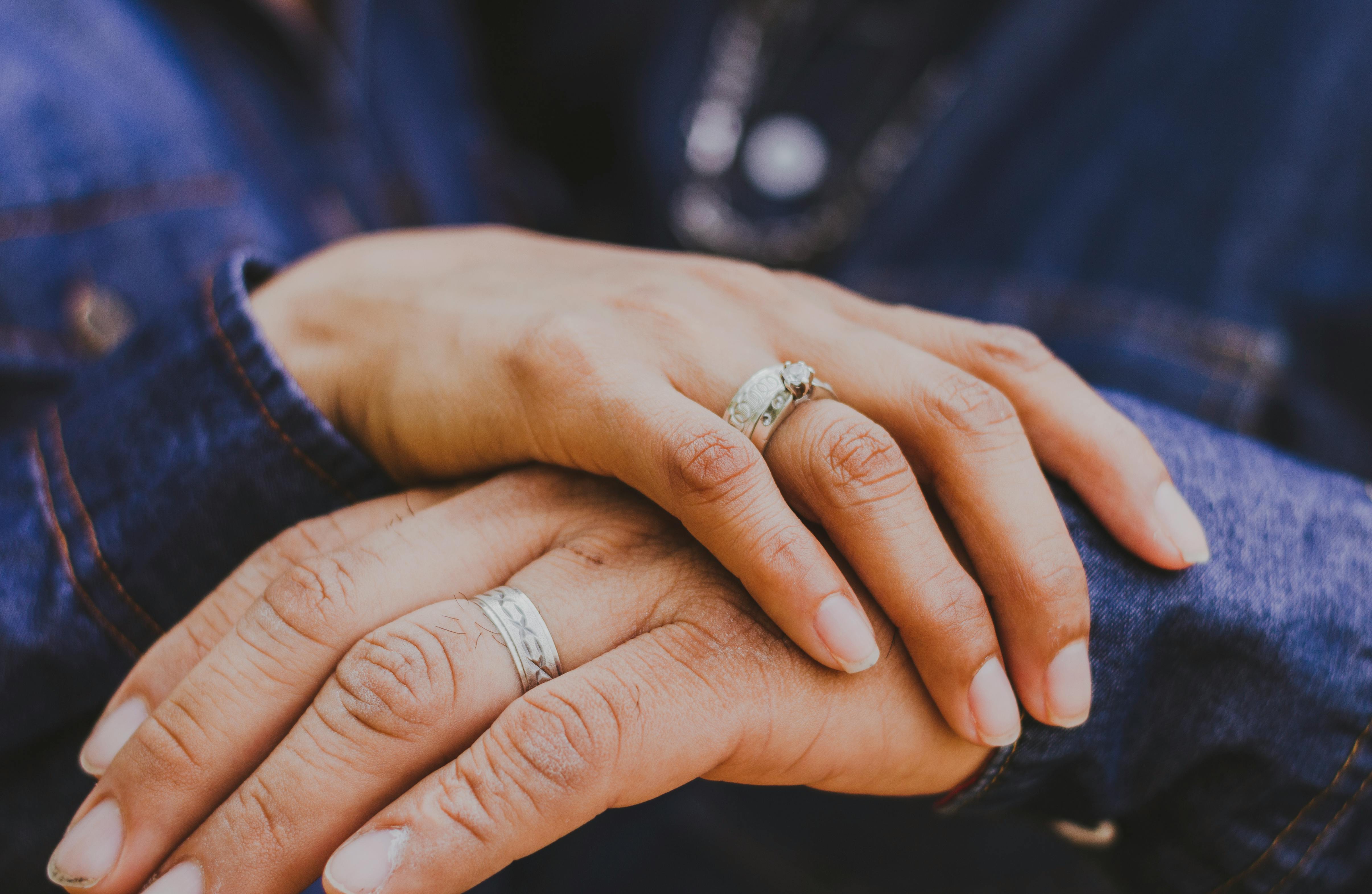 Manos mostrando anillos de pareja | Fuente: Pexels