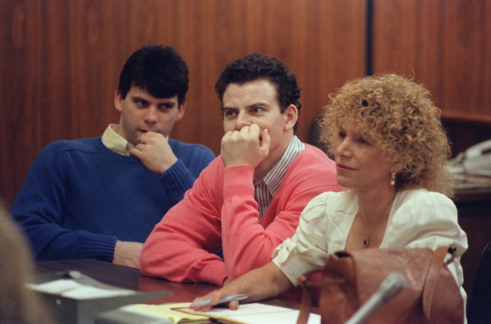 Erik y Lyle Menéndez con su abogado durante una vista previa al juicio el 29 de diciembre de 1992, en Los Ángeles, California | Fuente: Getty Images