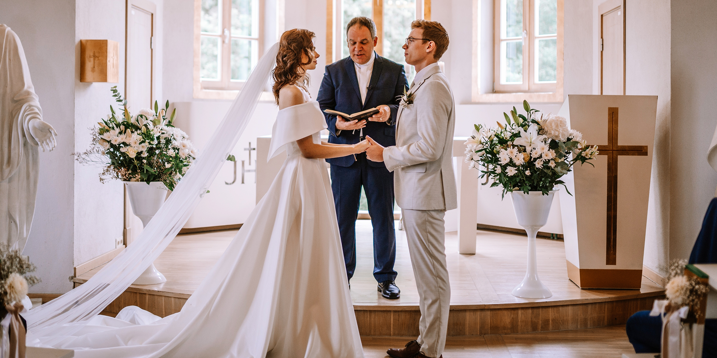 Una pareja de pie ante el altar para casarse | Fuente: Shutterstock