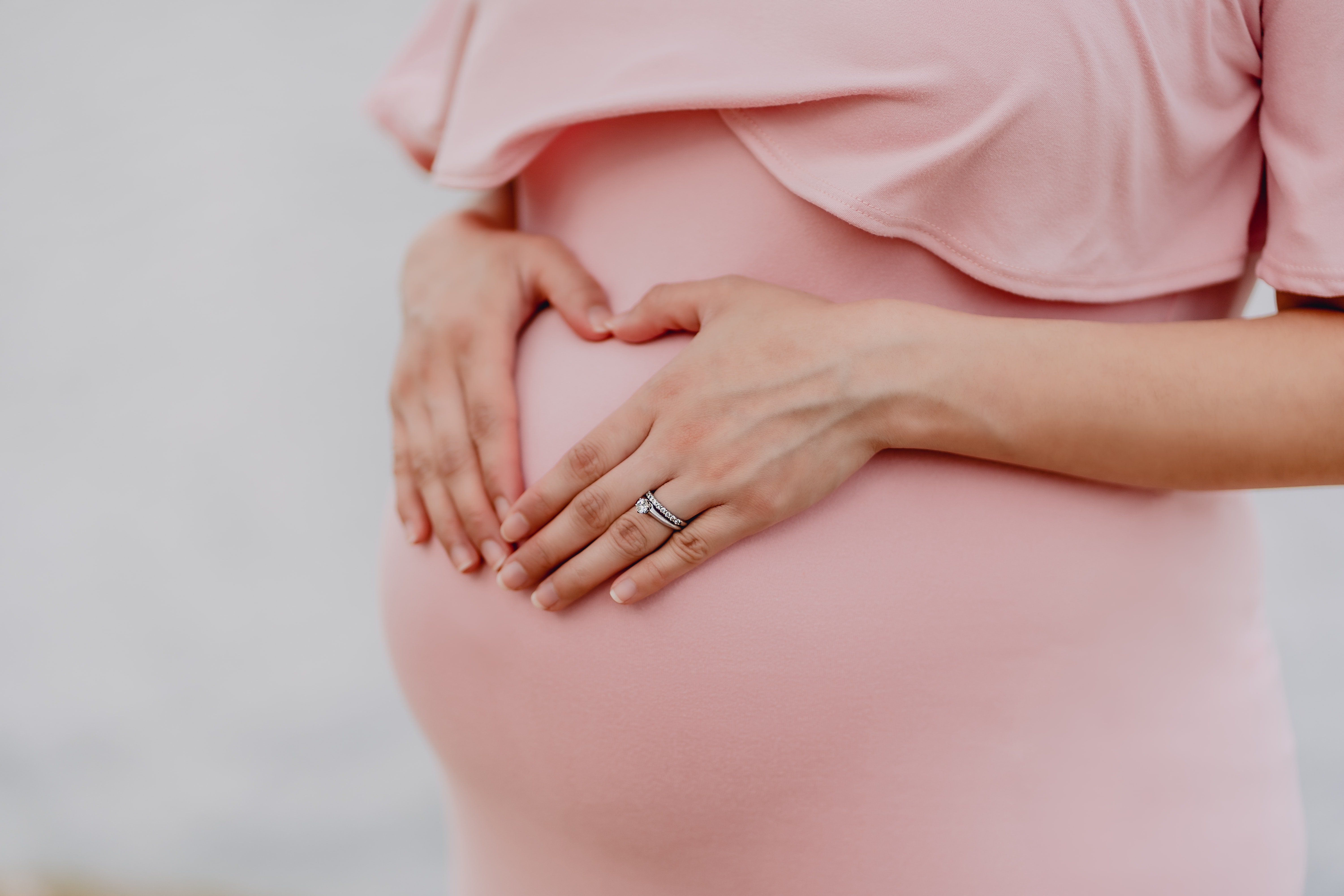 Mujer mostrando su abultado vientre de embarazo avanzado. | Foto: Unsplash