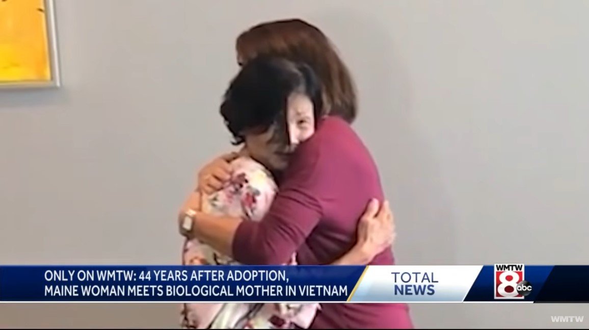 Foto de Nguyen Thi Dep y su hija, Leigh Small reuniéndose después de 44 años. | Foto: Youtube/WMTW-TV