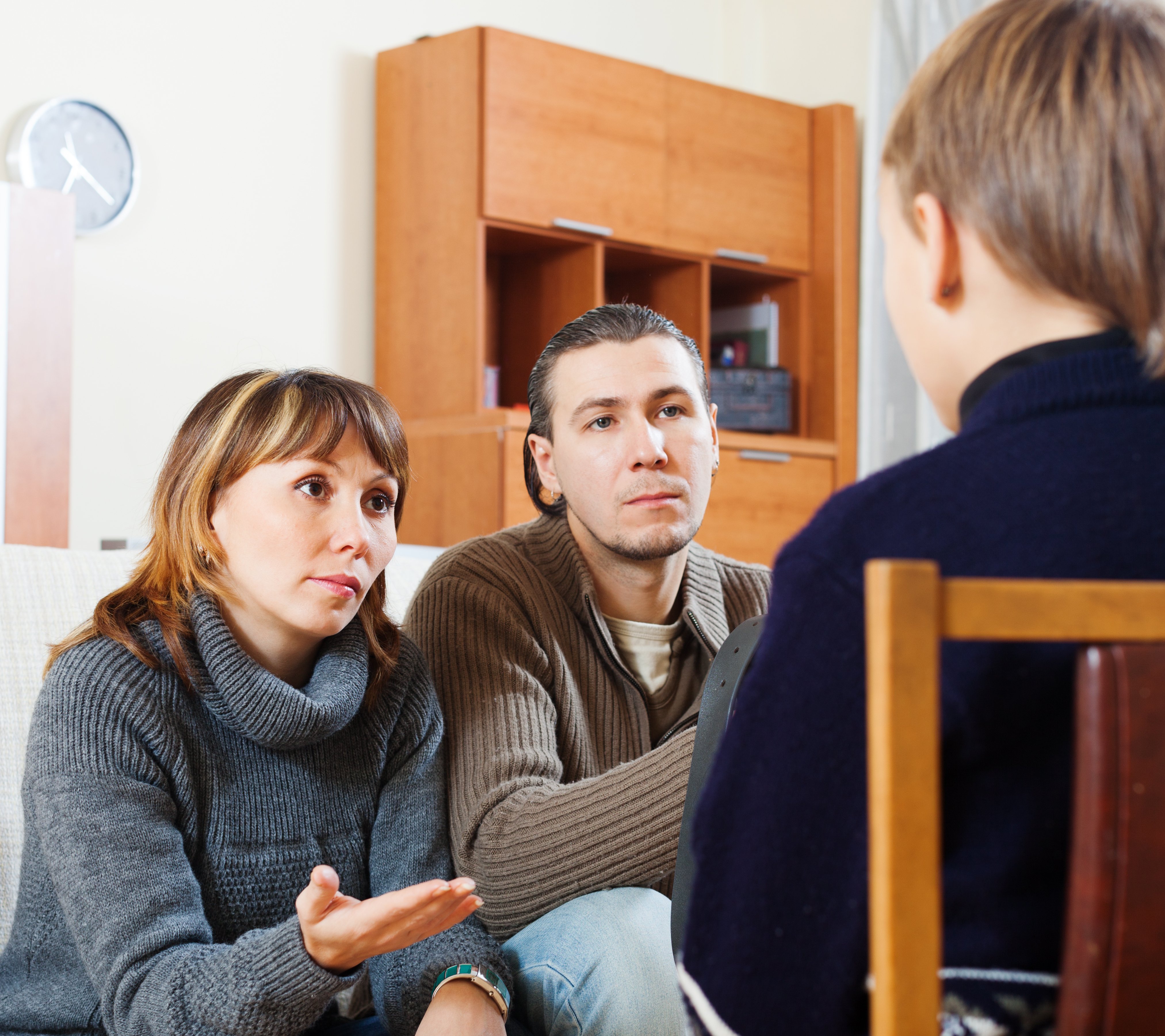 Niño charla con sus padres. || Fuente: Shutterstock