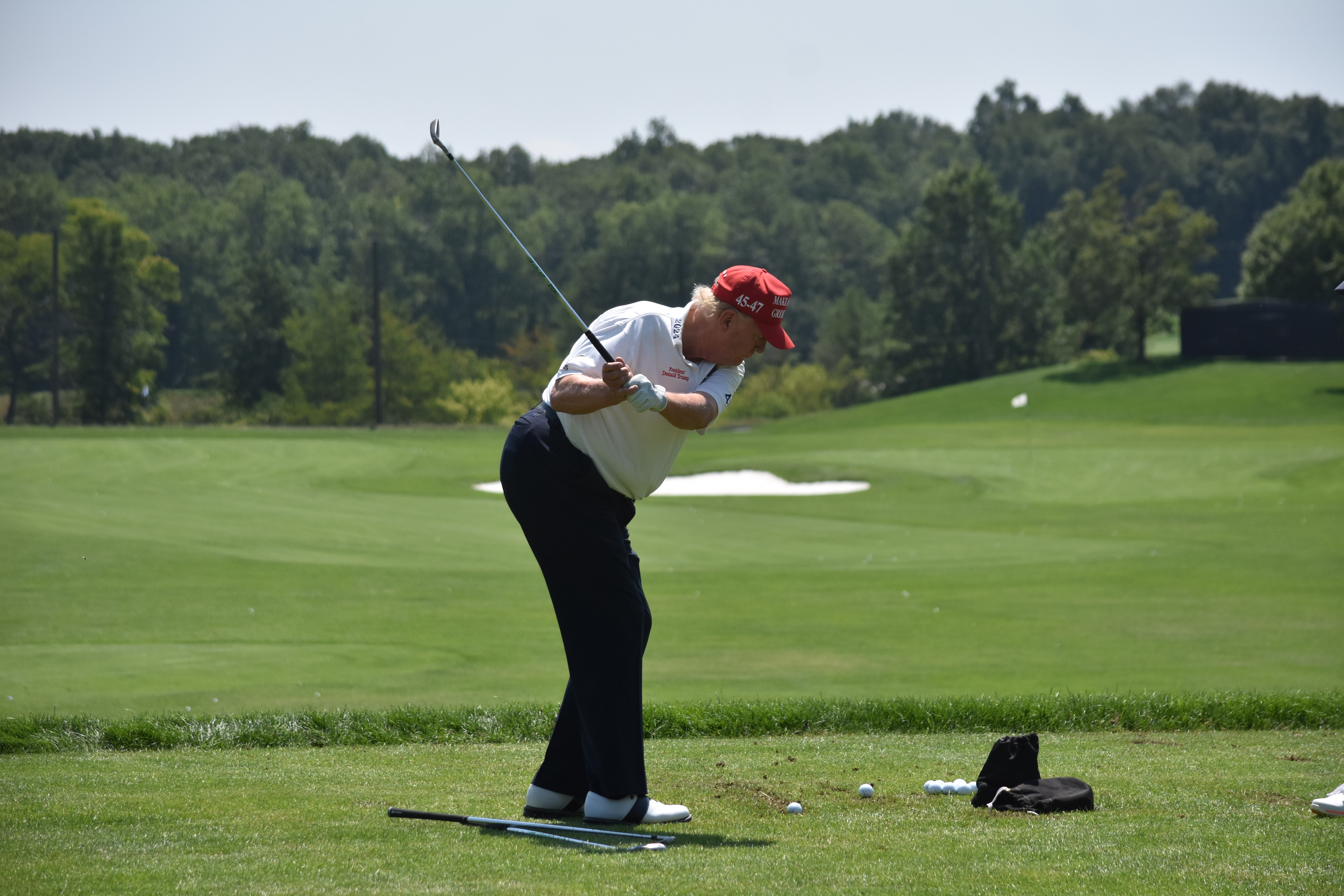 Donald Trump juega al golf en el campo de prácticas del evento LIV Golf Bedminster 2023 en Bedminster, Nueva Jersey, el 9 de agosto de 2023 | Fuente: Getty Images