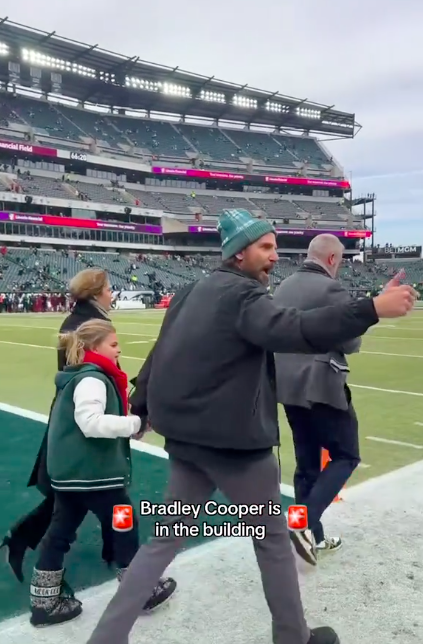 Bradley Cooper llegando al partido del Campeonato de la NFC con su hija Lea De Seine Shayk Cooper, publicado el 27 de enero de 2025. | Fuente: TikTok/@philadelphiaeagles