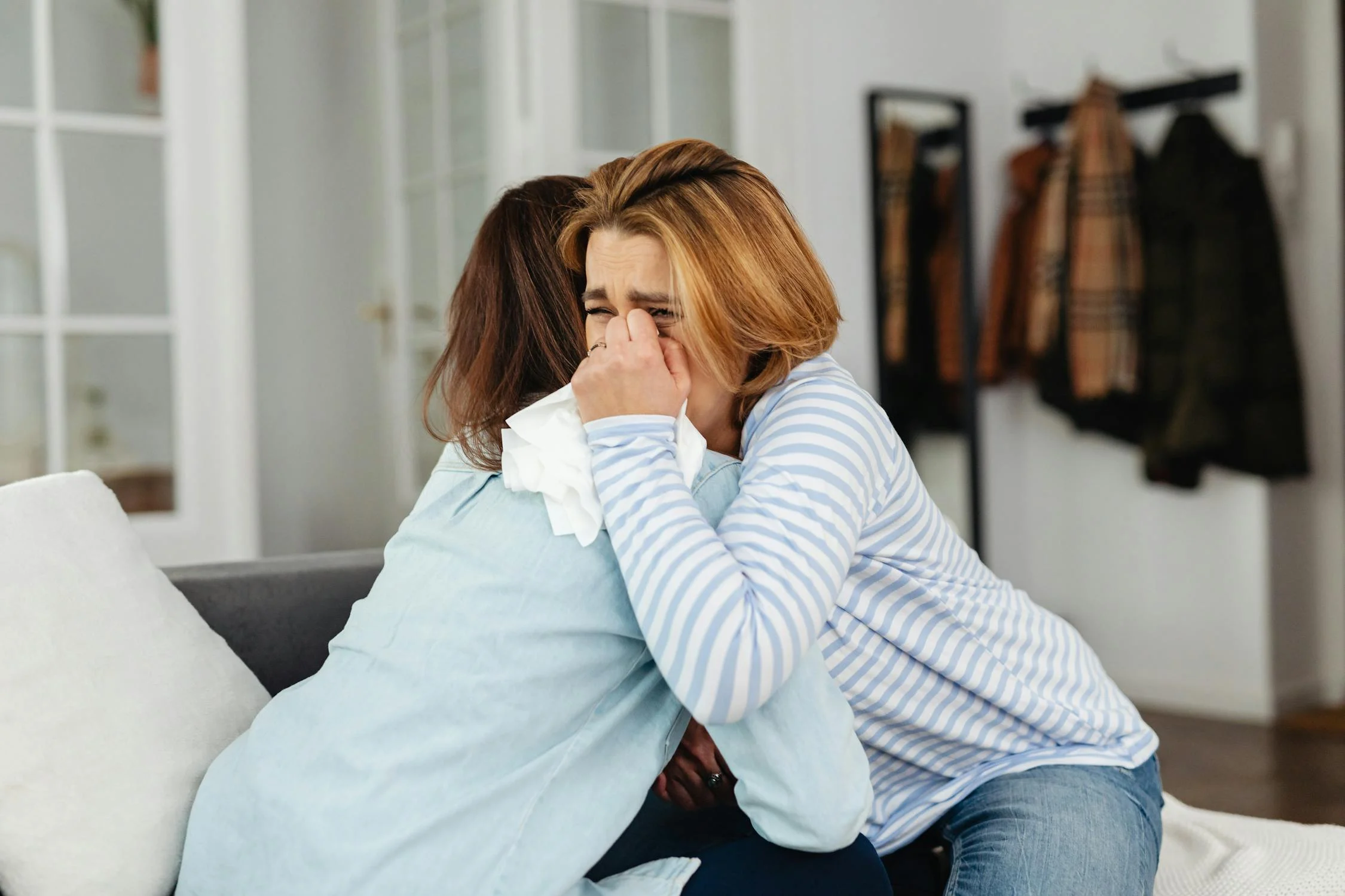 Una mujer abraza a su amiga que llora | Fuente: Pexels