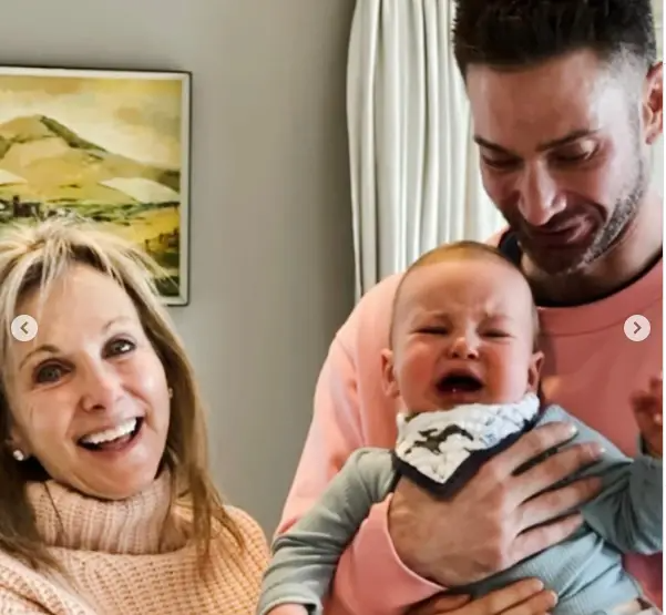 Laurie Murray, un bebé, y su hijo Lowell Thomas Murray IV en un post subido el 12 de mayo de 2024 | Fuente: Instagram/ltmurrayiv