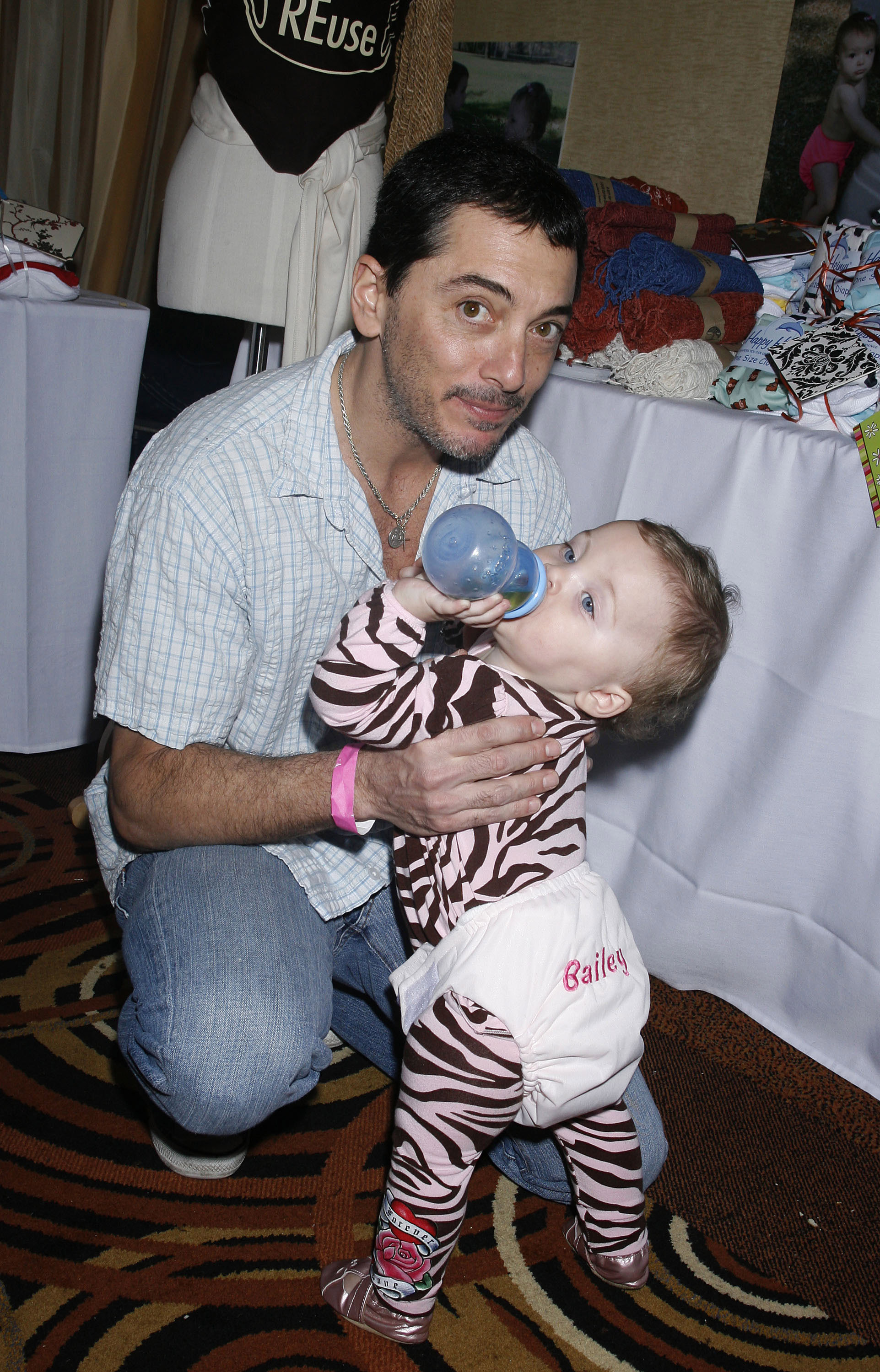 La estrella de "Happy Days" y su hija en el evento Children's Gifting Wonderland de Boom Boom Room el 10 de enero de 2009 en Los Ángeles, California. | Fuente: Getty Images