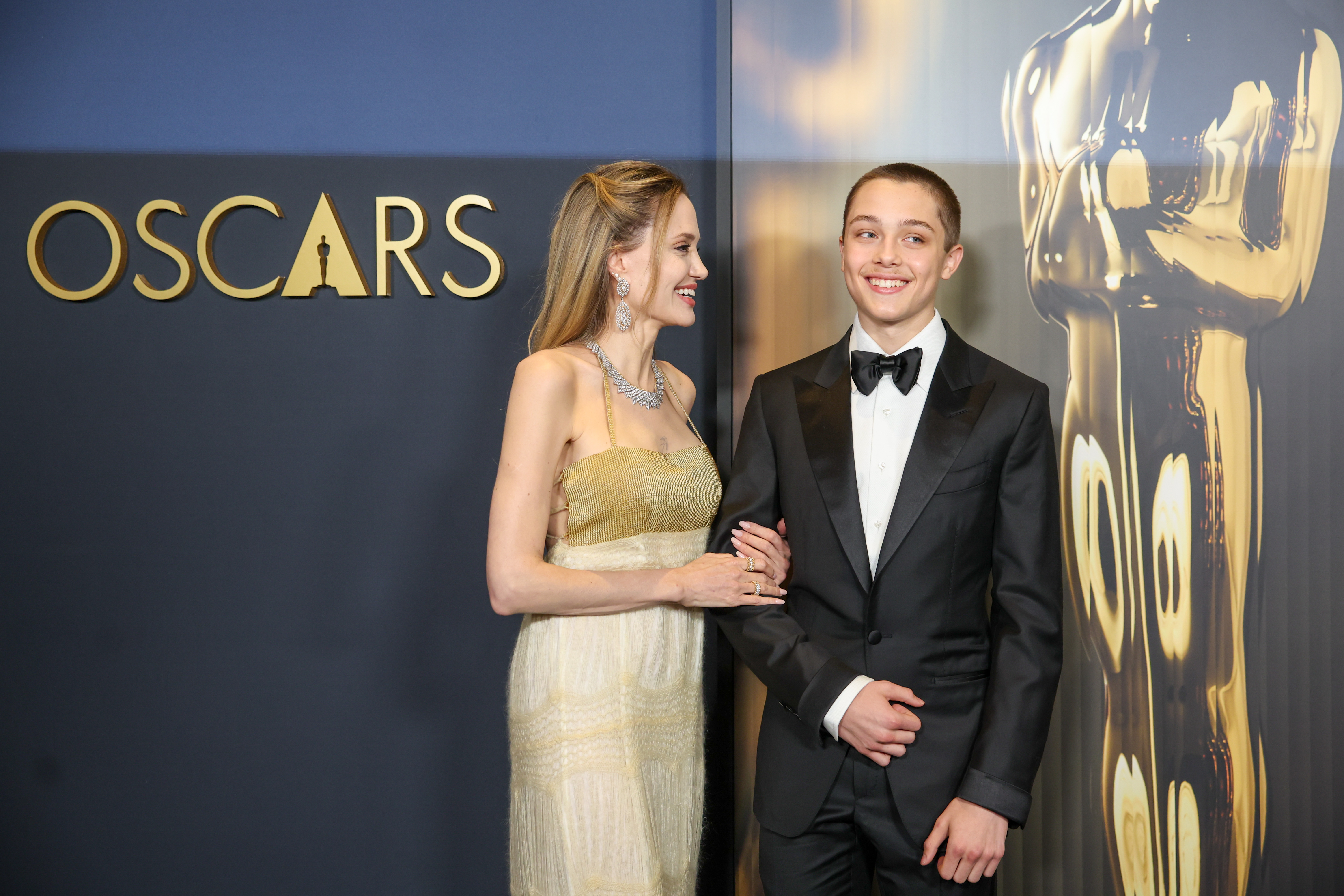 Angelina Jolie y Knox Jolie-Pitt en la 15ª edición de los Premios del Gobernador en Los Ángeles, California, el 17 de noviembre de 2024. | Fuente: Getty Images